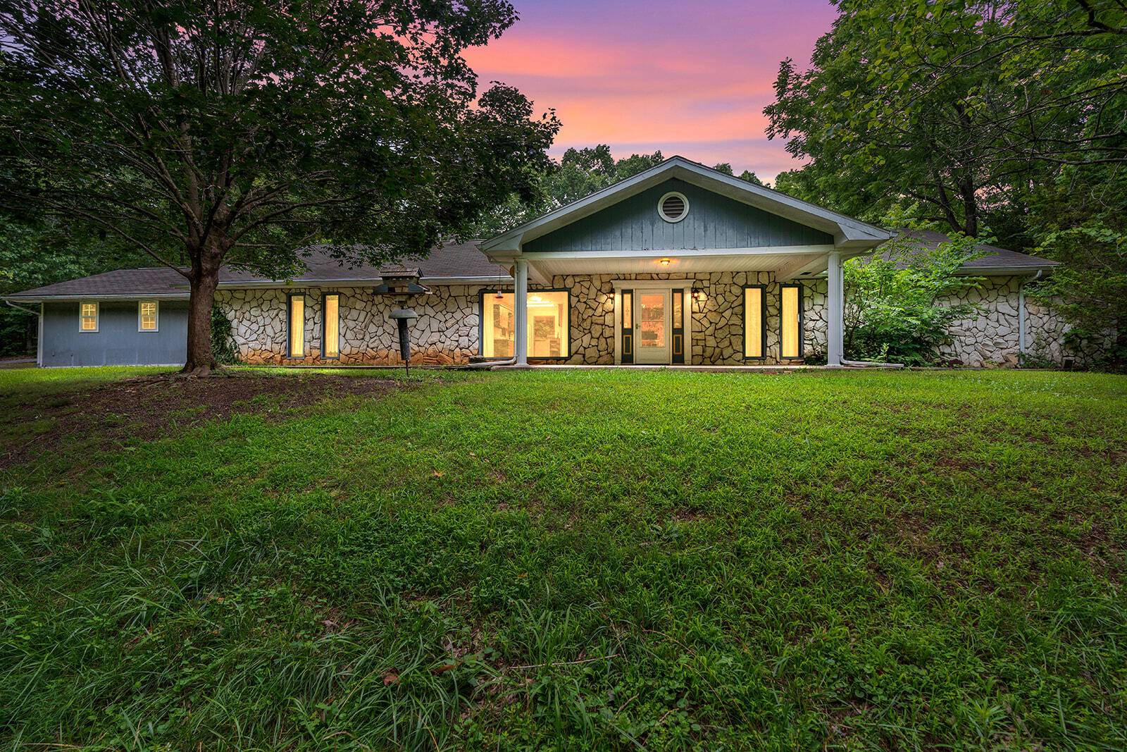 612 Stoneshire DR, Highlandville, MO 65669