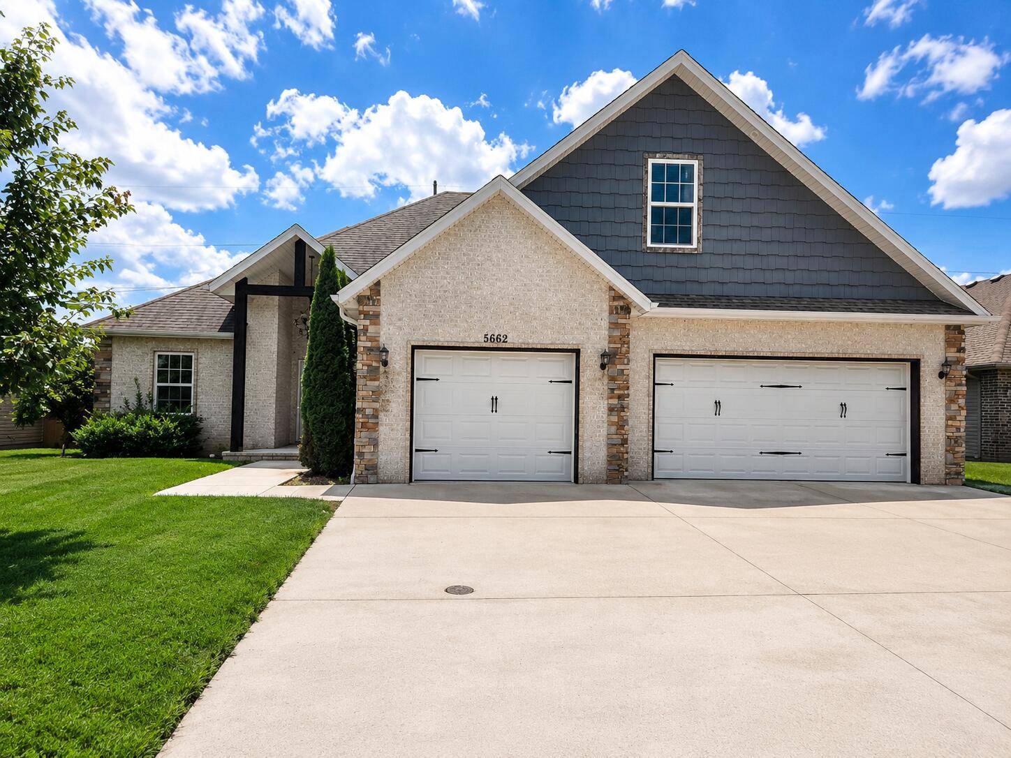 5662 E Gatehouse DR, Strafford, MO 65757