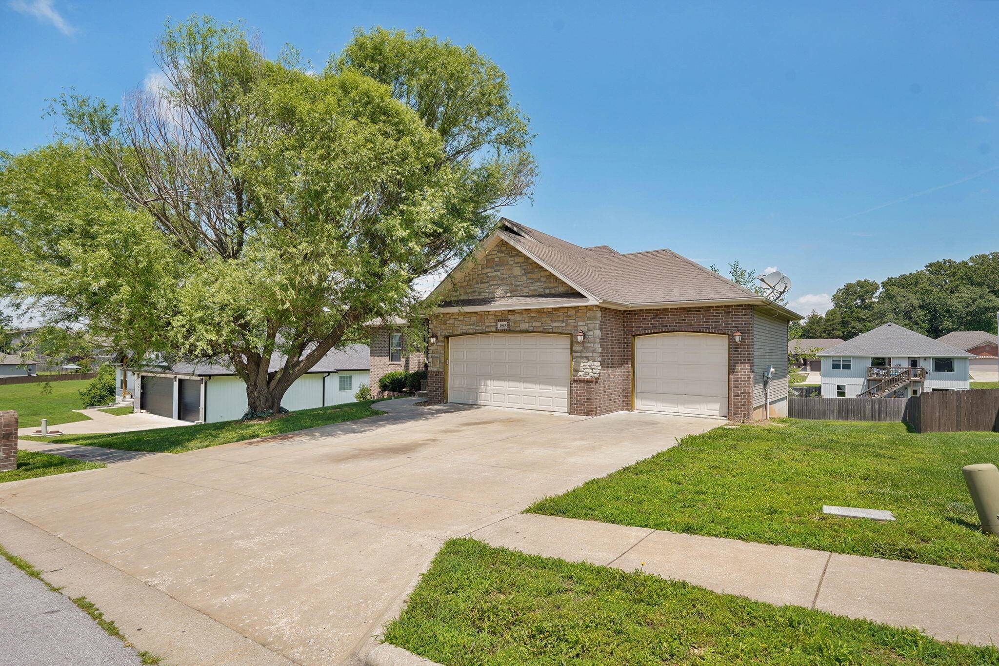 1083 E Daisy Falls DR, Nixa, MO 65714