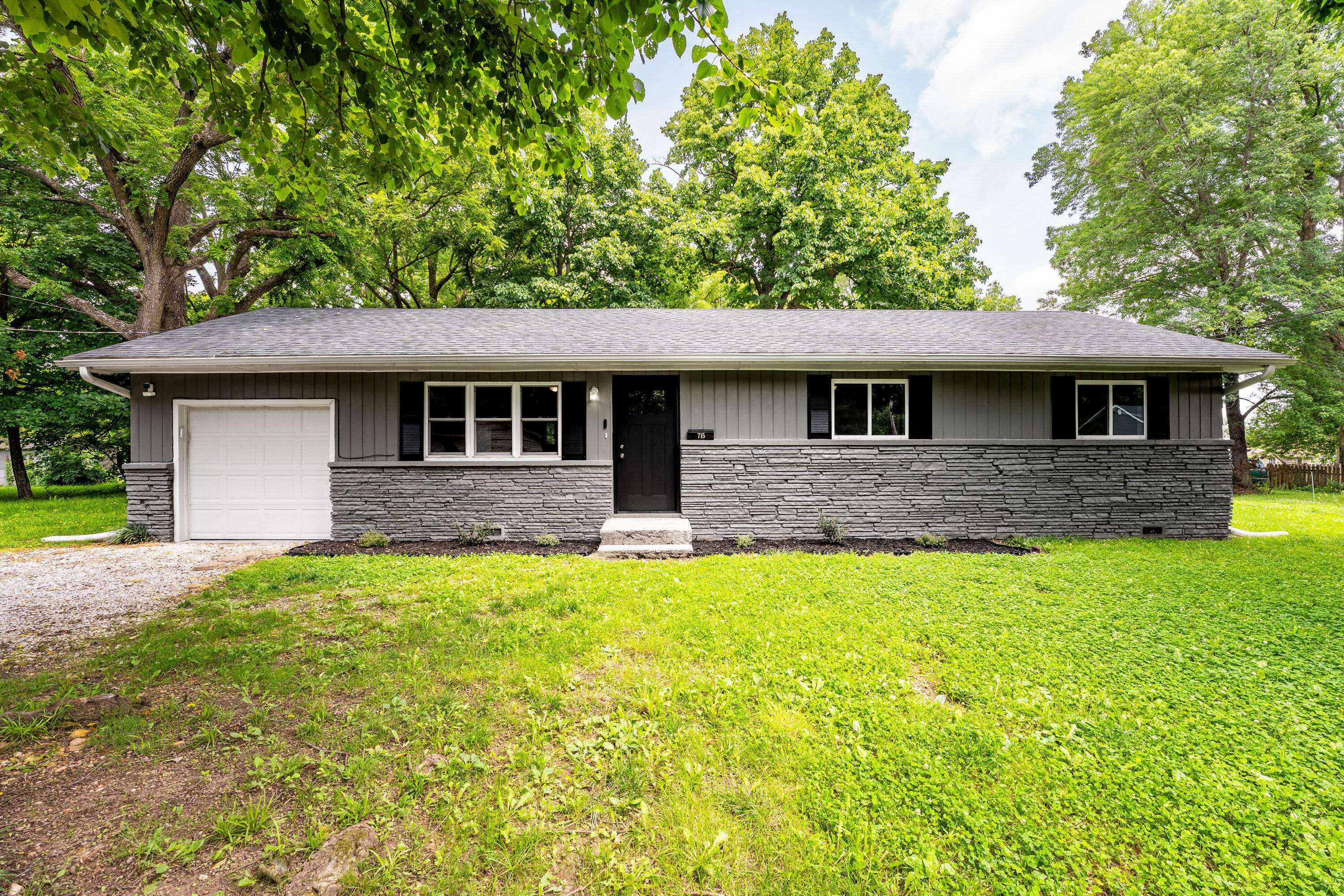 715 E Springfield ST, Aurora, MO 65605