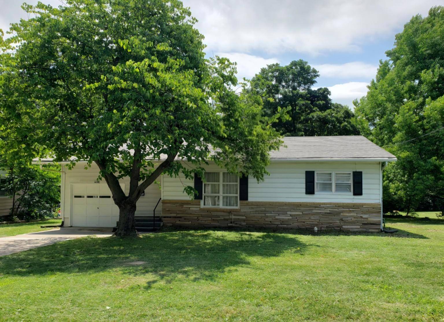 1408 N 4th ST, Monett, MO 65708