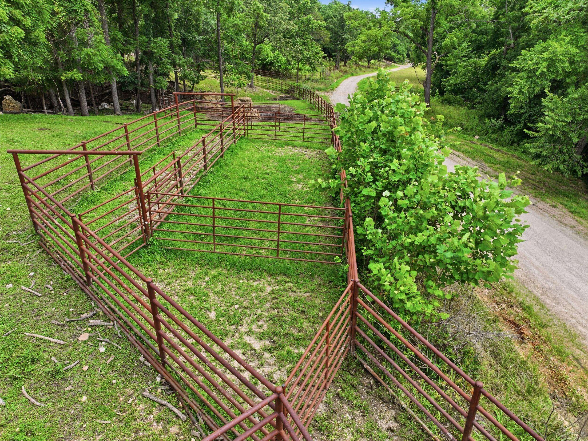 000 Gravel Point RD #1, Mountain Grove, MO 65711