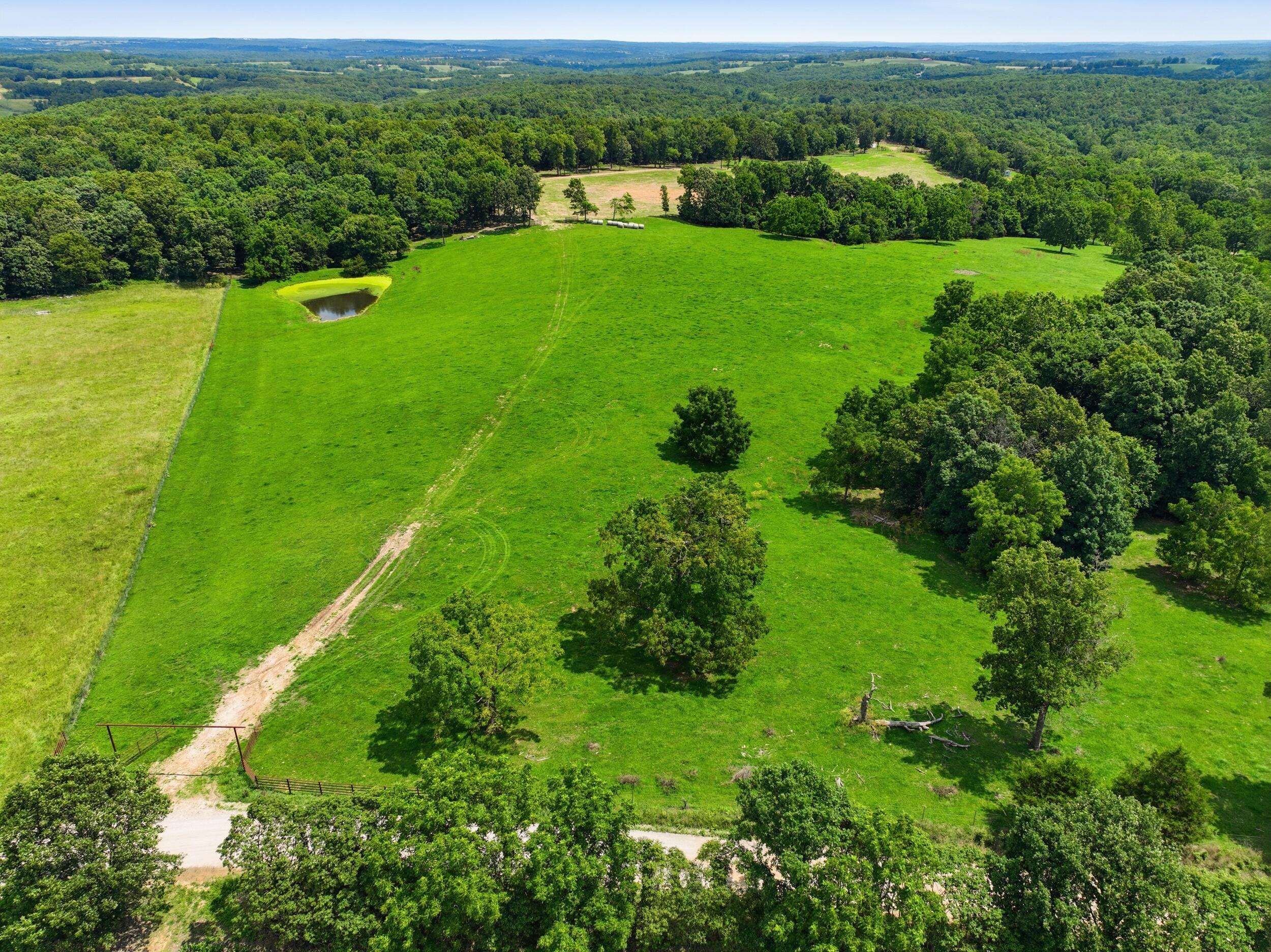 000 Gravel Point RD #1, Mountain Grove, MO 65711