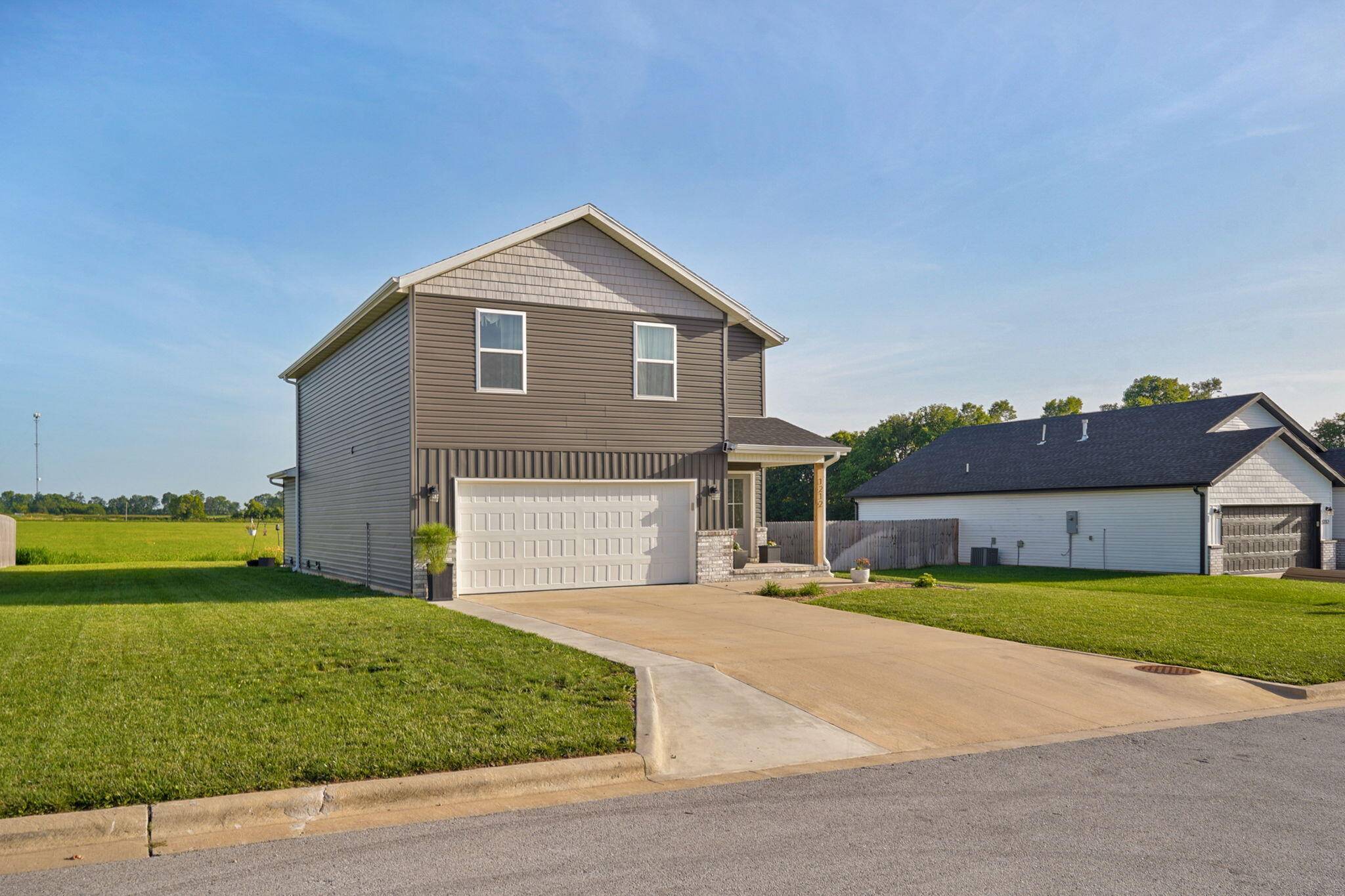 1212 W Holly ST, Republic, MO 65738