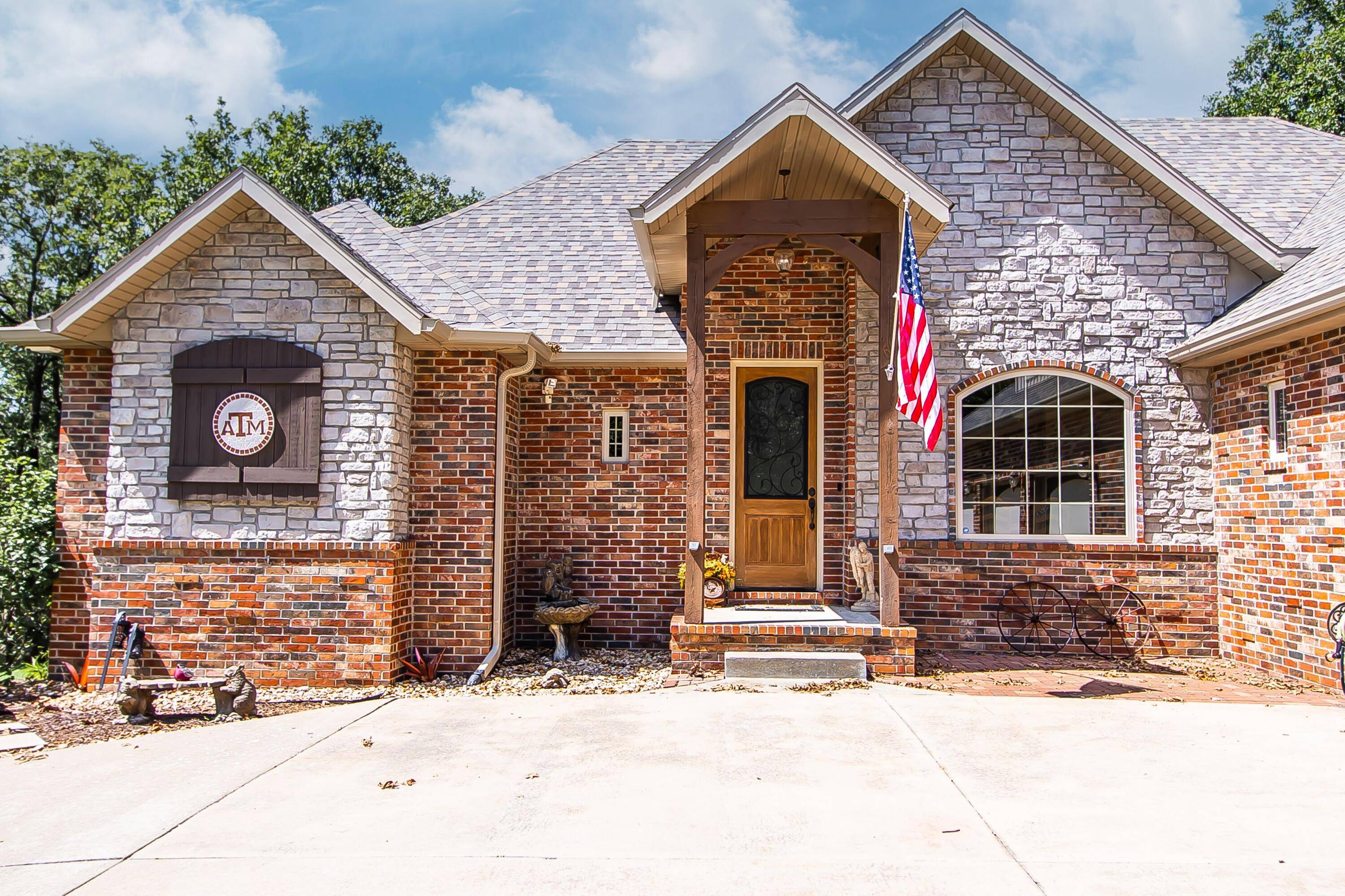 320 Ridgecrest DR, Fair Grove, MO 65648