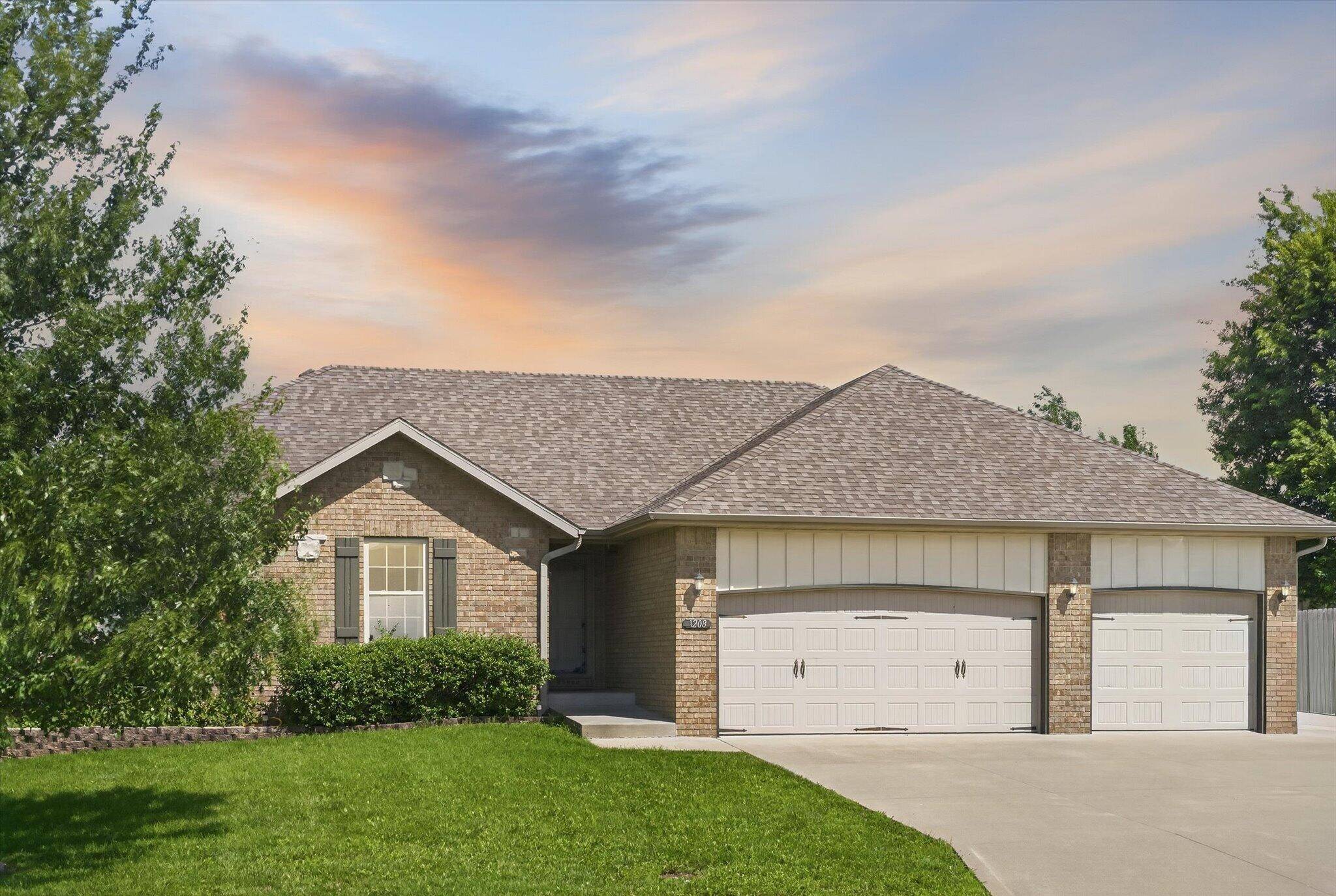 1208 S Jaylin AVE, Springfield, MO 65802