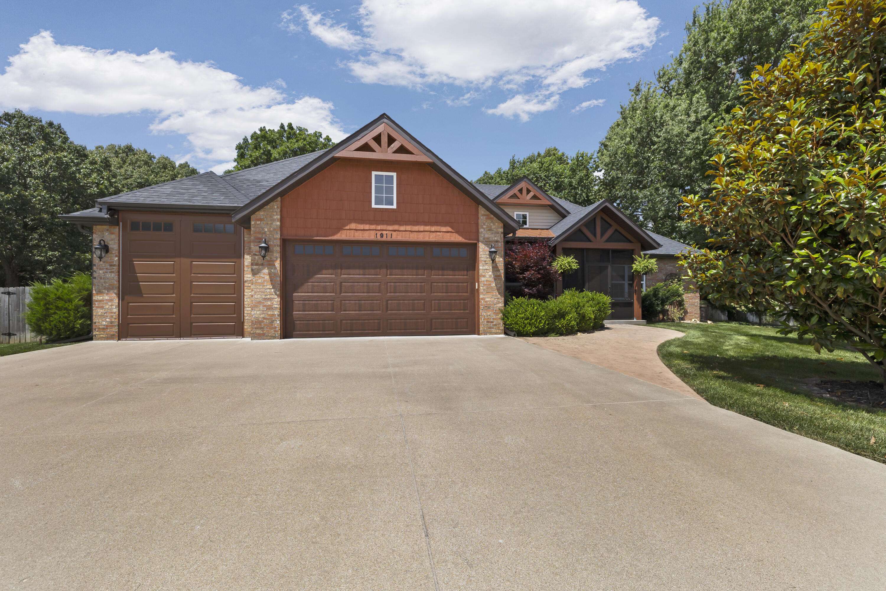 1911 N Pavilion PL, Strafford, MO 65757