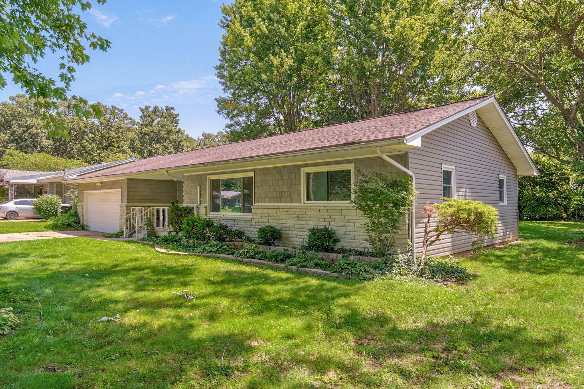 1626 S St Charles AVE, Springfield, MO 65804