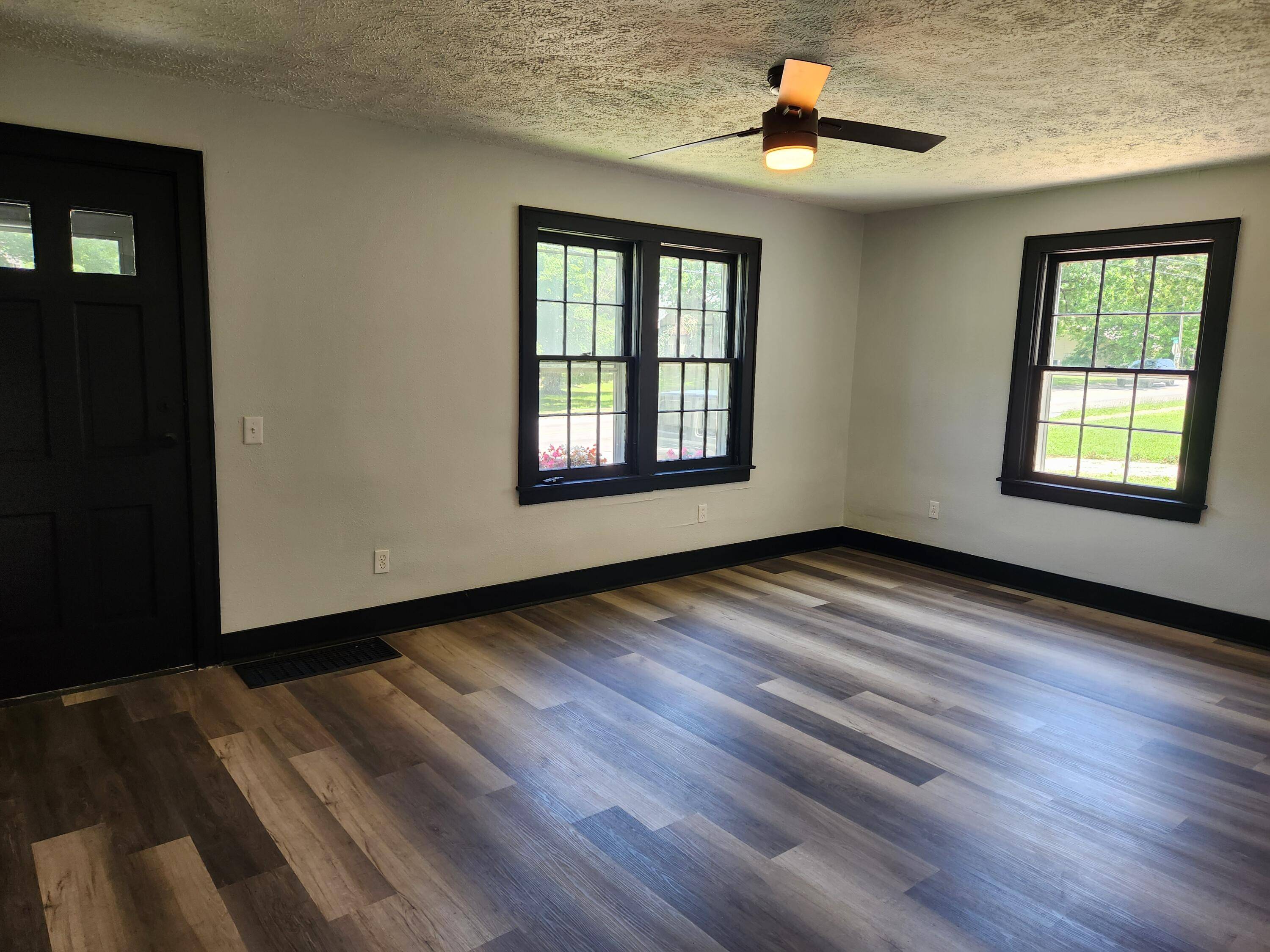 524 W Jackson ST, Marshfield, MO 65706