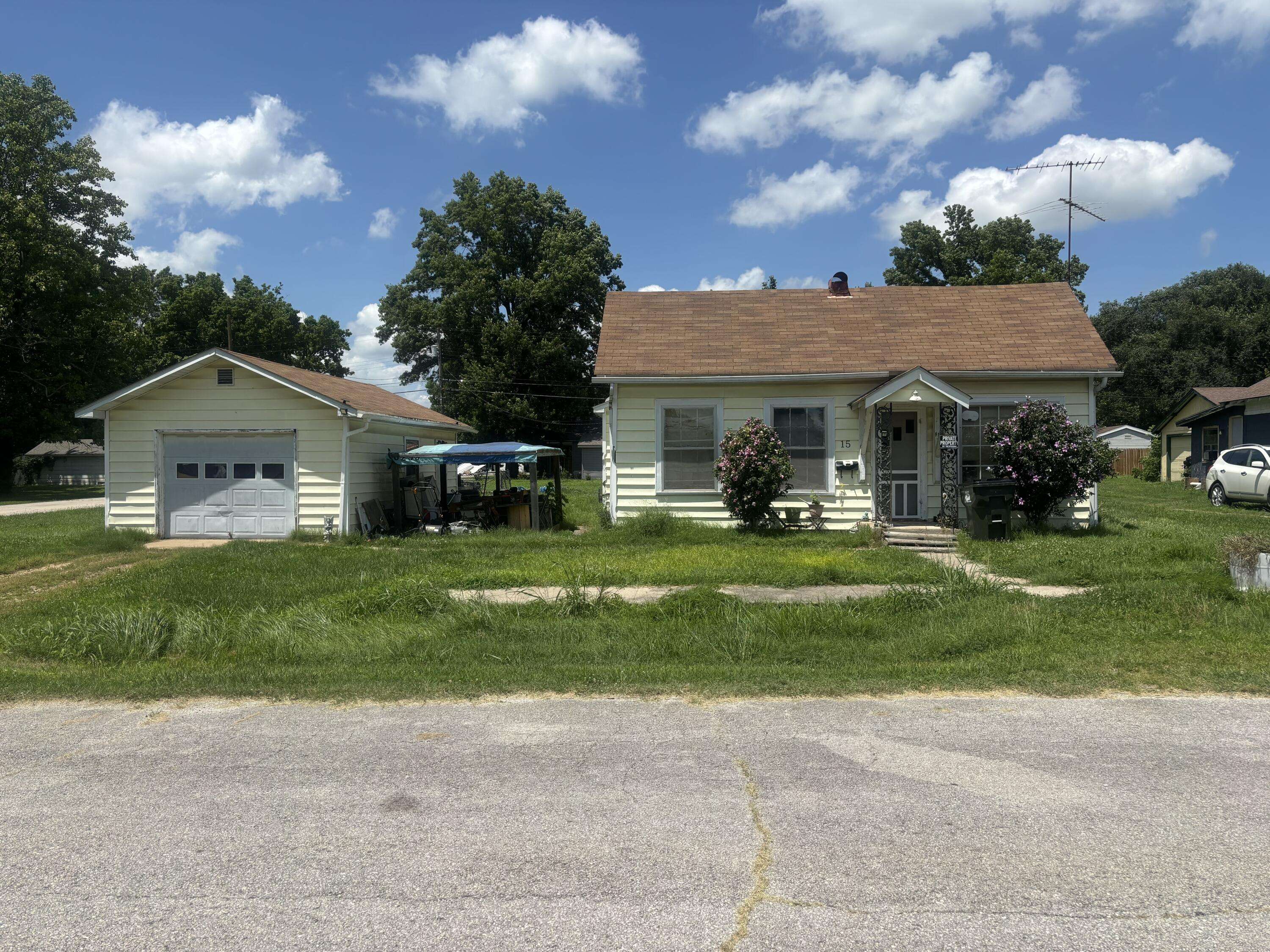 15 W Lee ST, Aurora, MO 65605