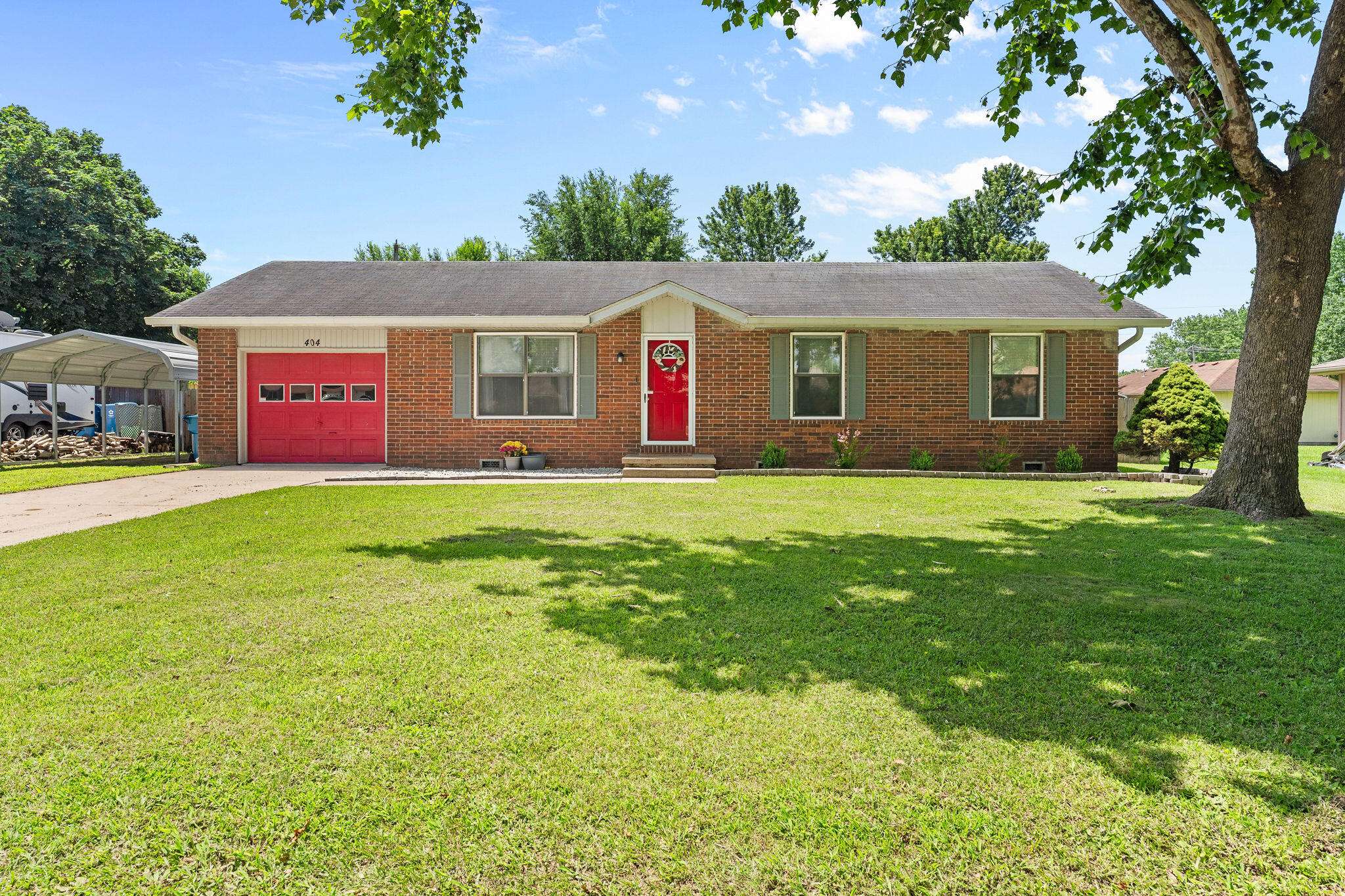 404 E Deanna LN, Nixa, MO 65714