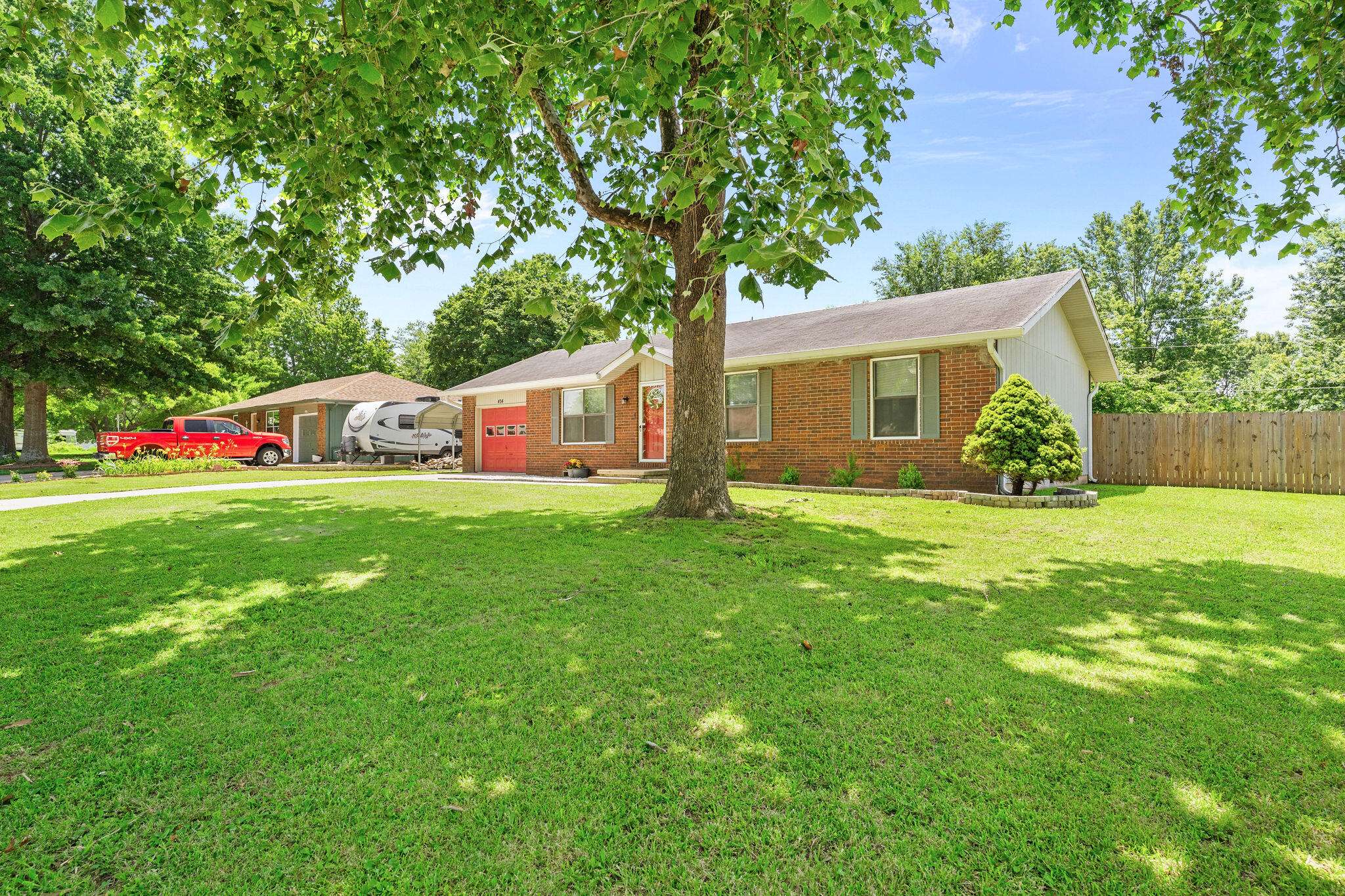 404 E Deanna LN, Nixa, MO 65714