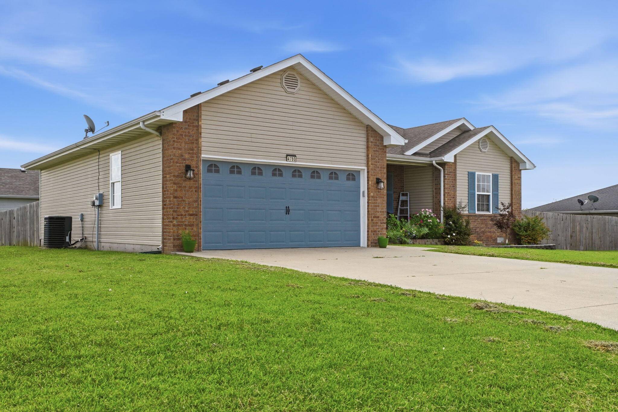 4780 Karlin LN, Bolivar, MO 65613