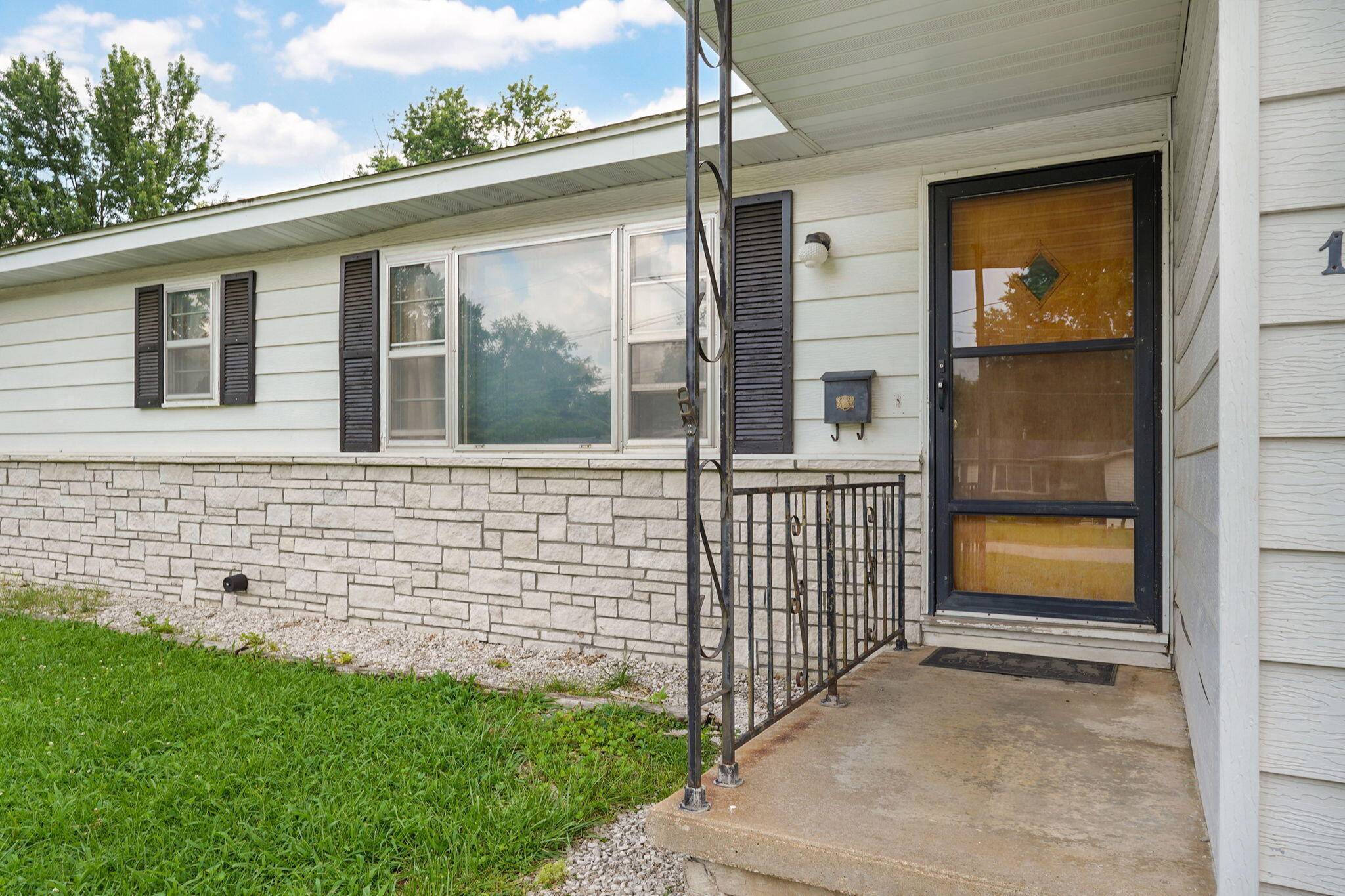 1215 S Airwood DR, Springfield, MO 65804