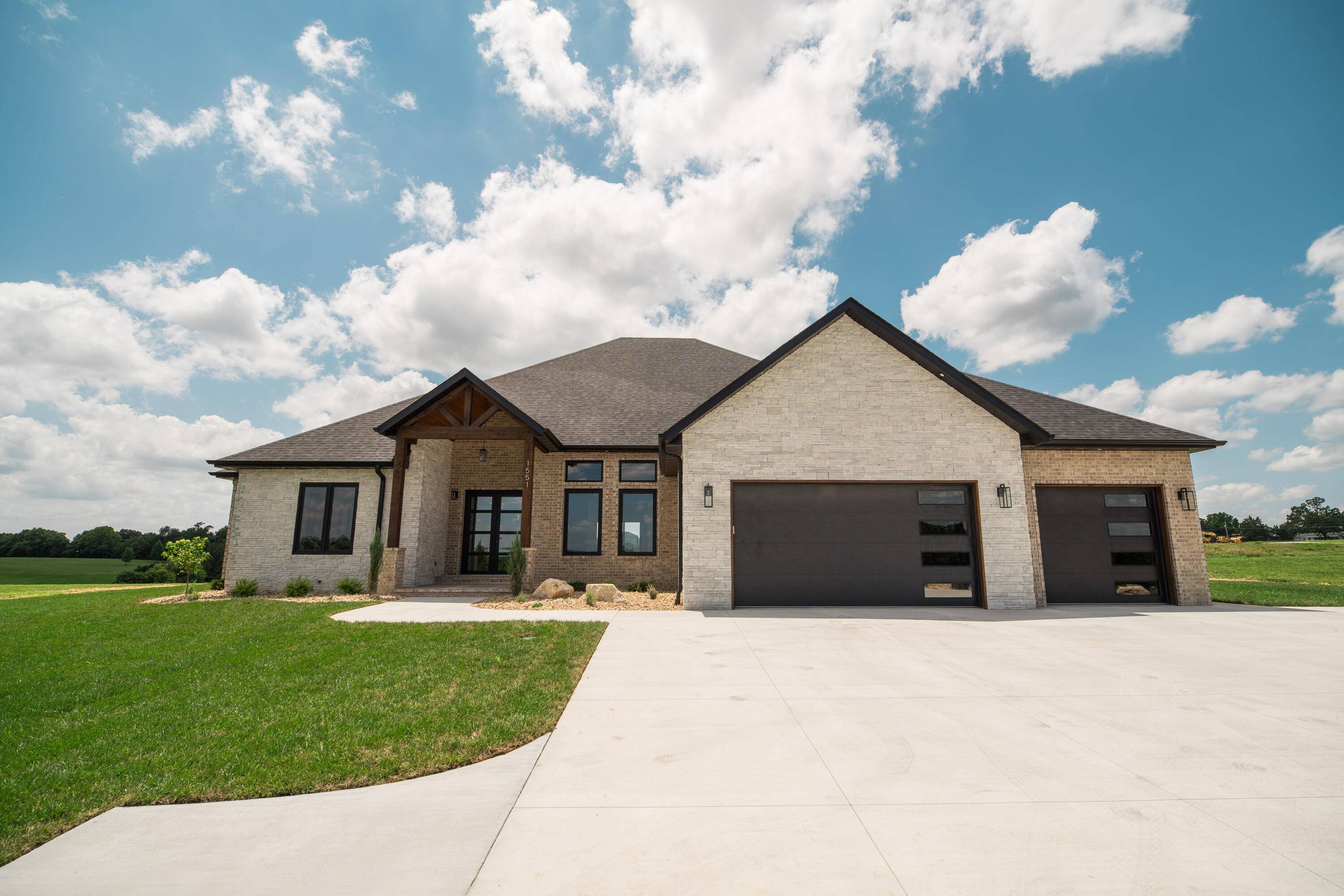 1551 S Millridge CT, Nixa, MO 65714