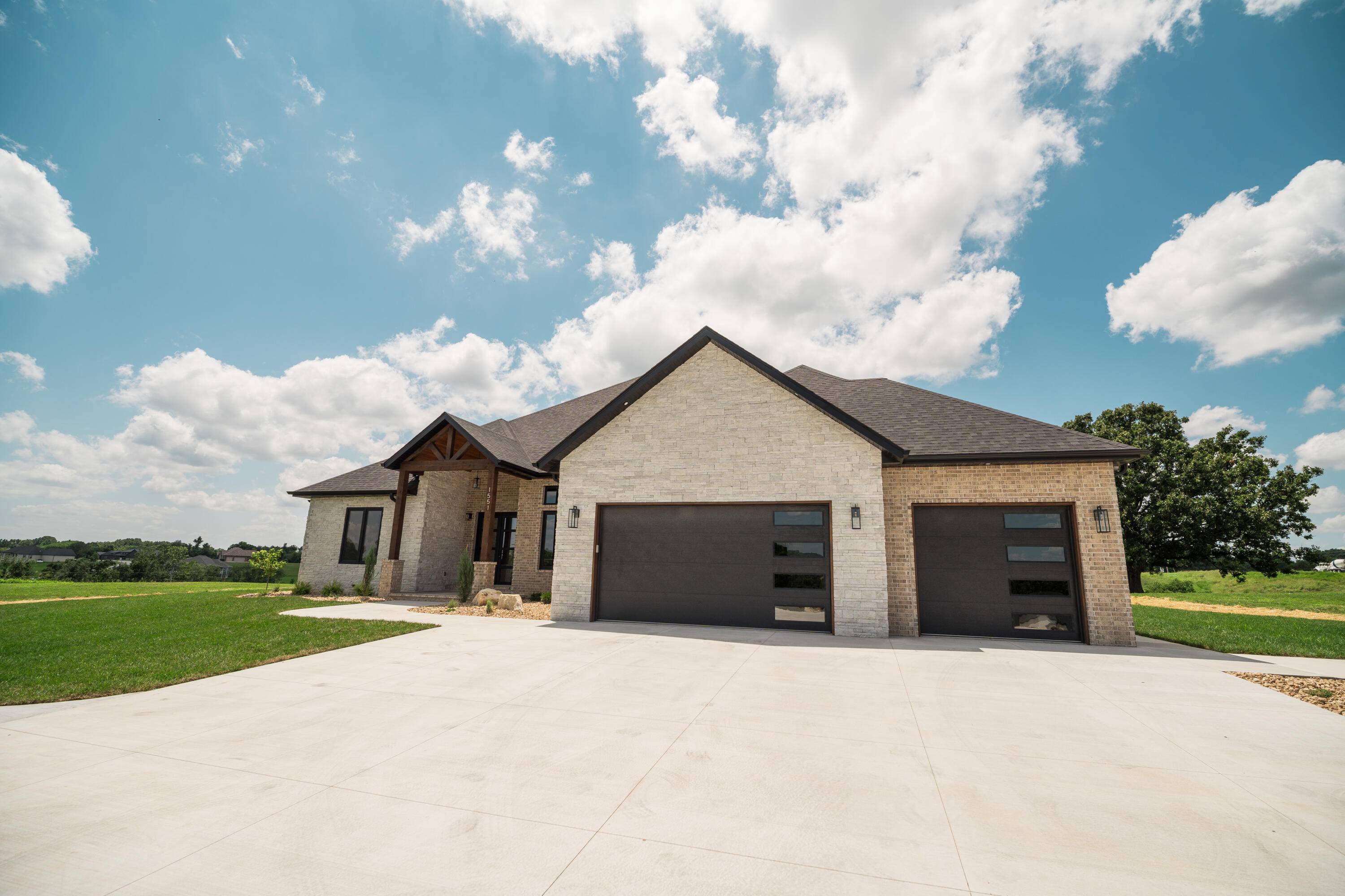 1551 S Millridge CT, Nixa, MO 65714