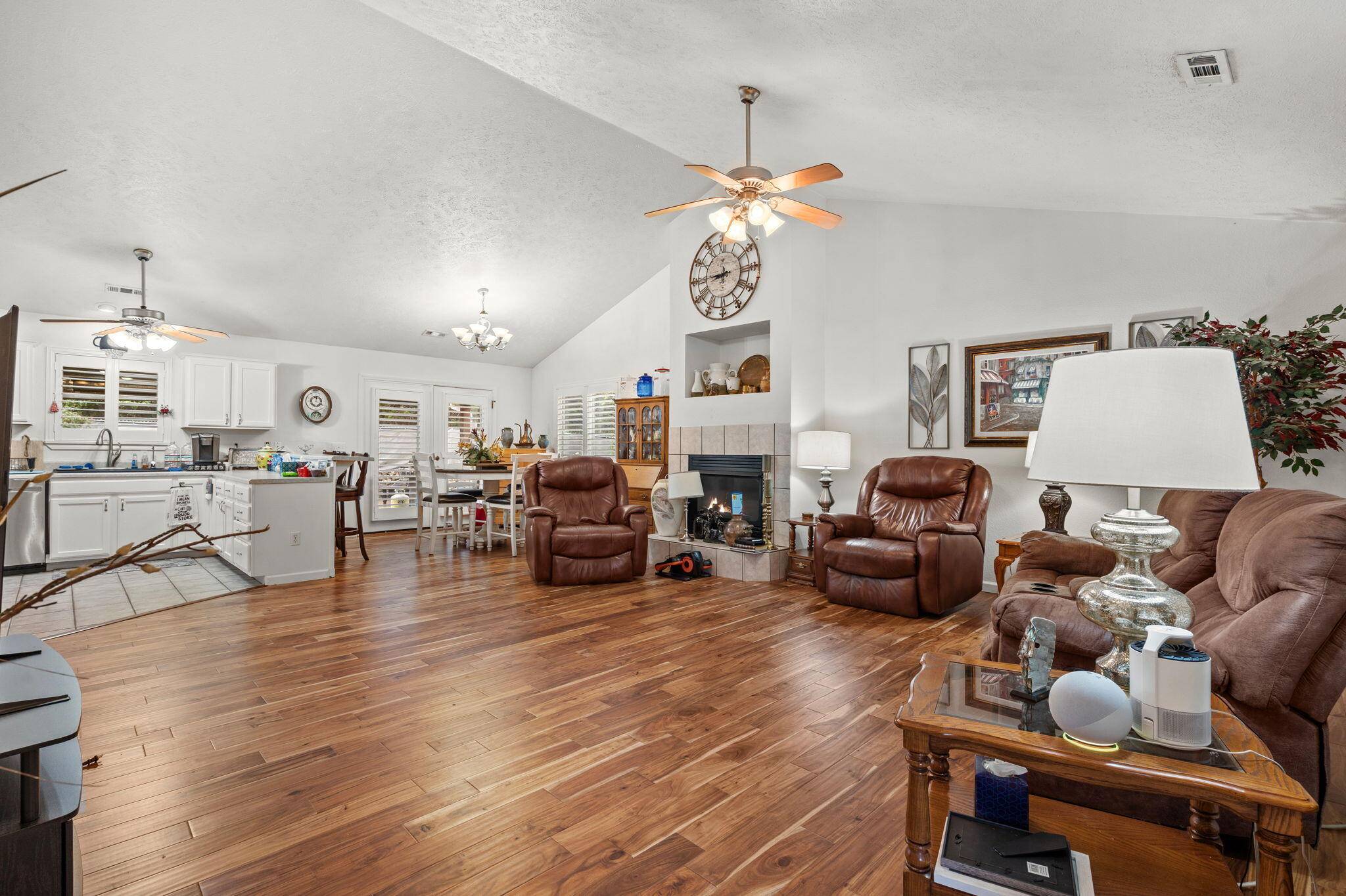 24 Elm DR, Kimberling City, MO 65686