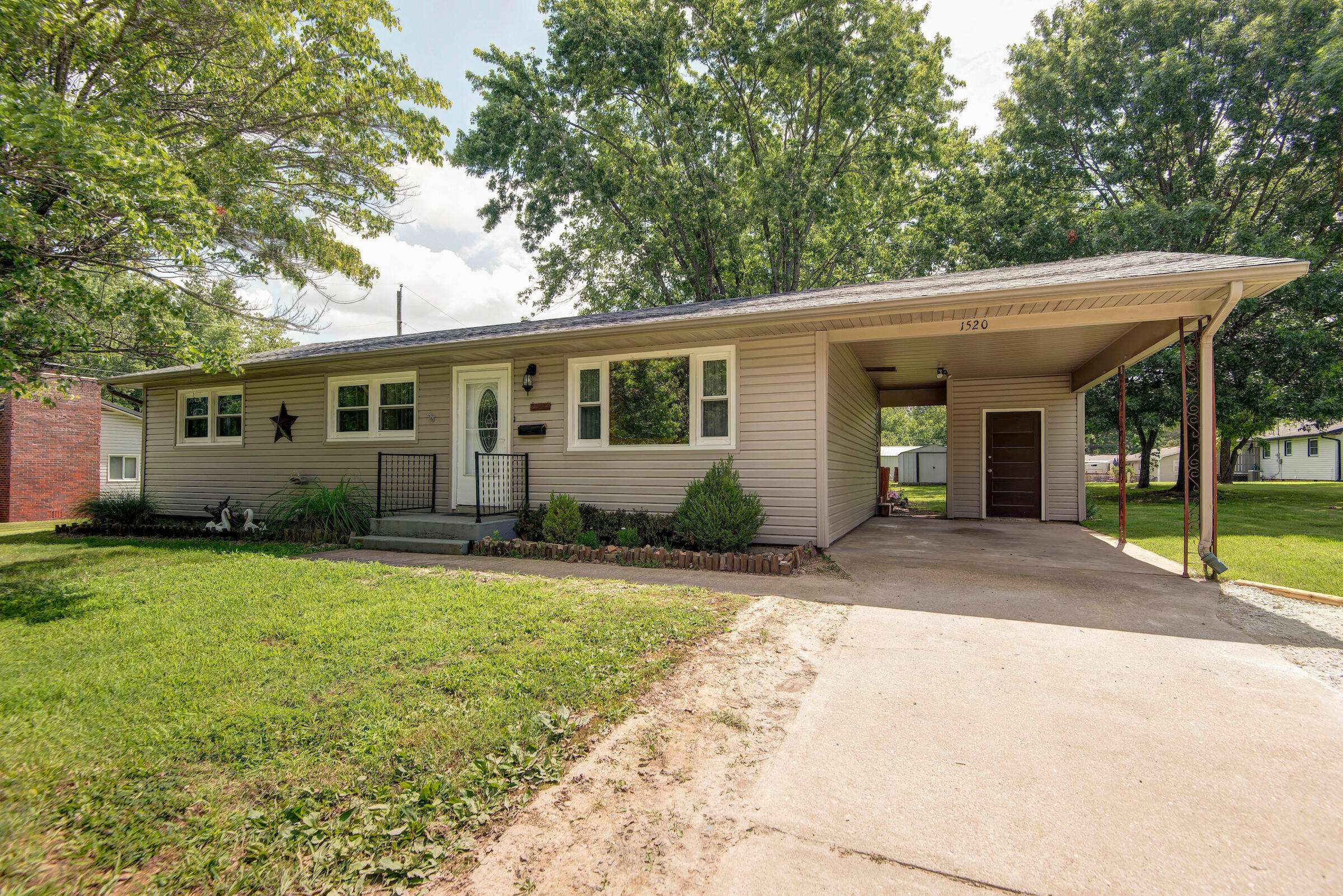 1520 S Carnation DR, Aurora, MO 65605