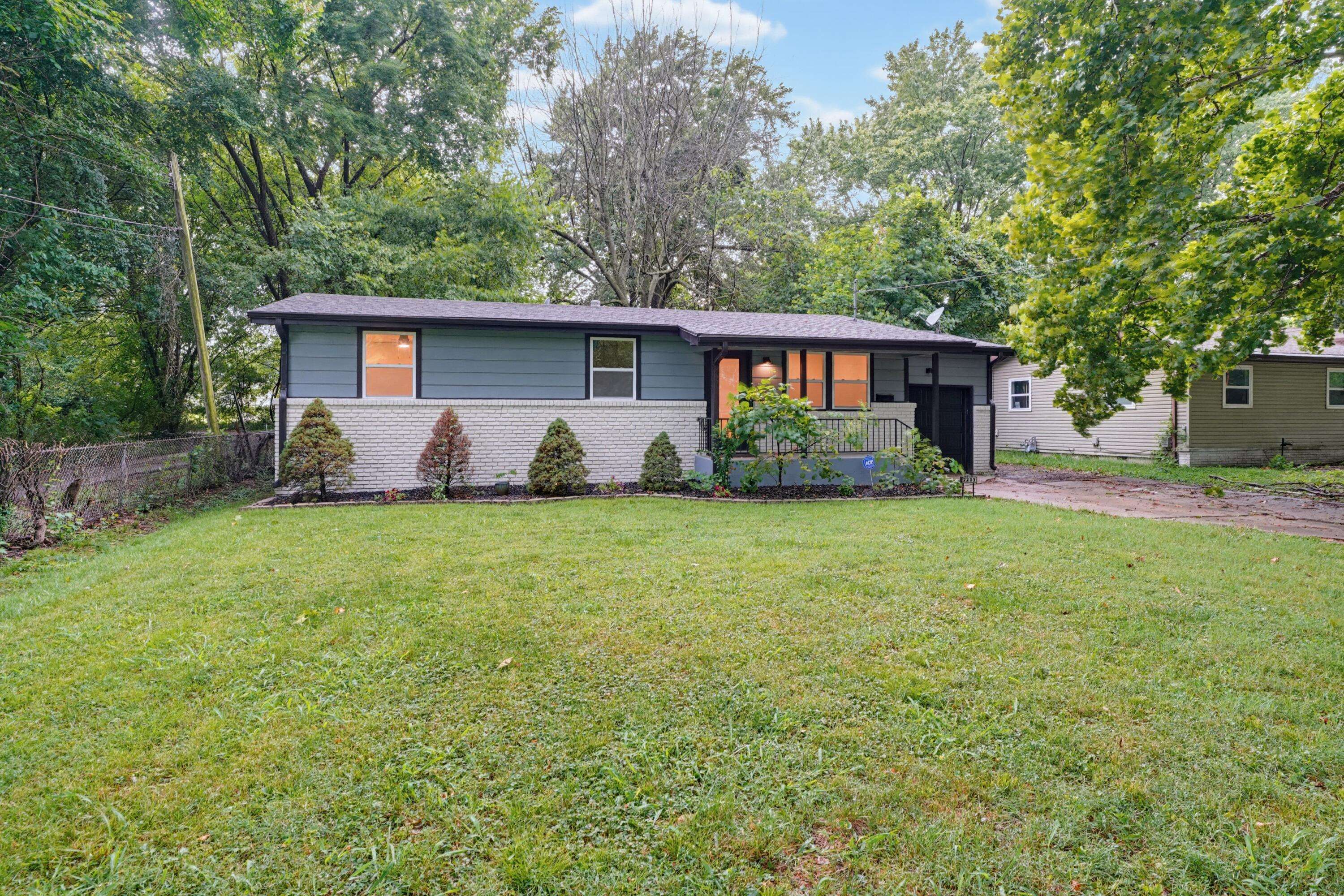 2203 N Kentwood AVE, Springfield, MO 65803