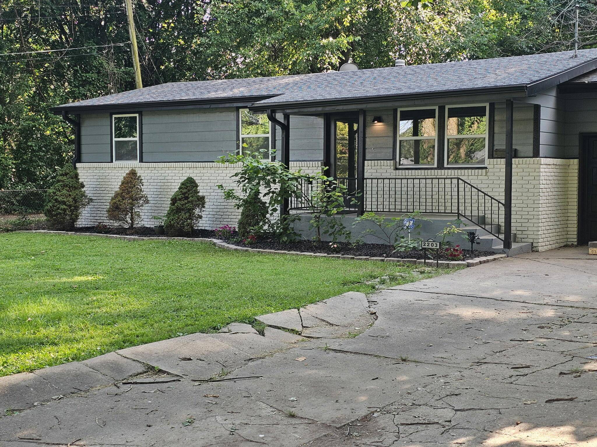 2203 N Kentwood AVE, Springfield, MO 65803
