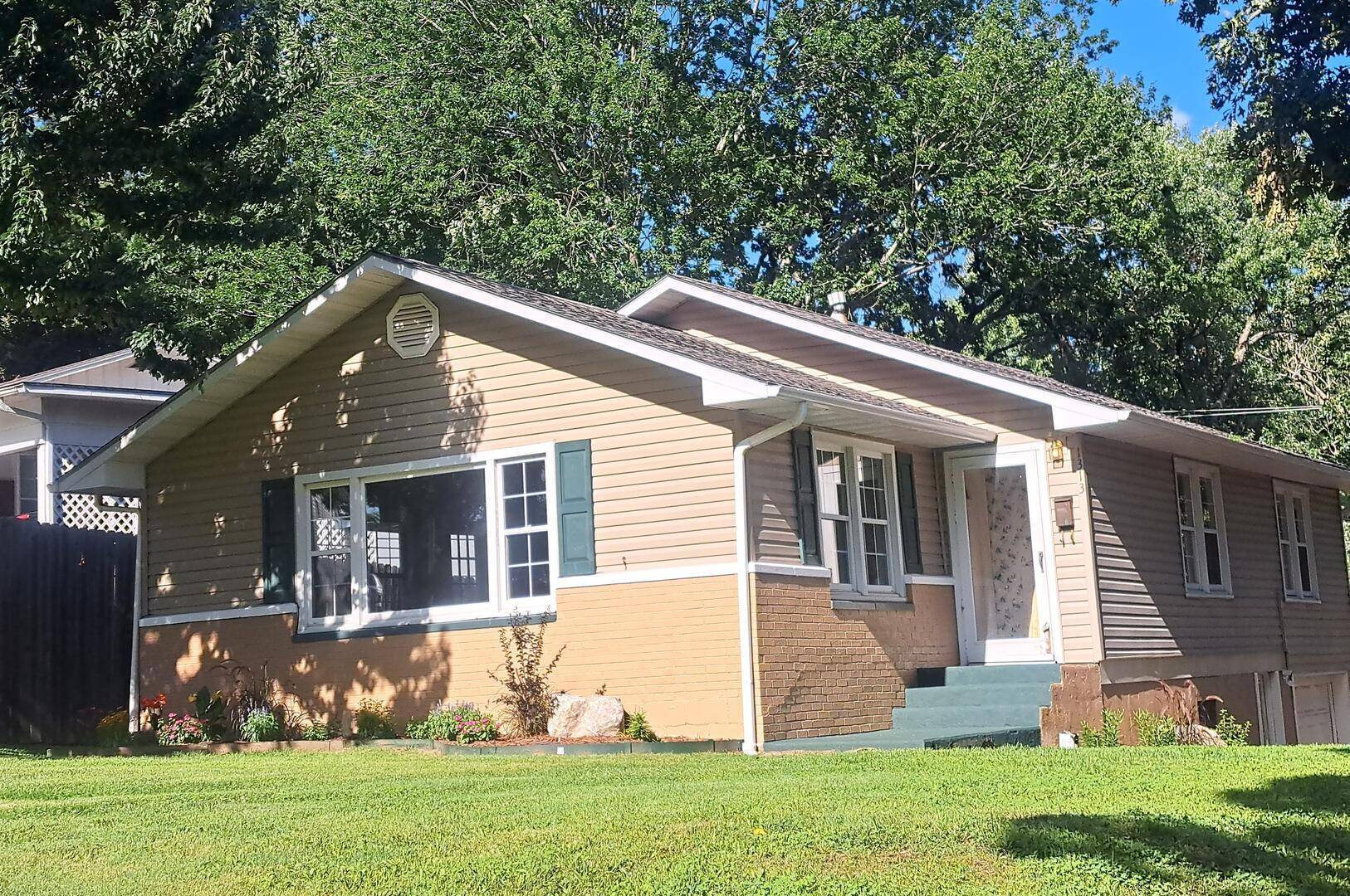 1313 Fairmont DR, Neosho, MO 64850