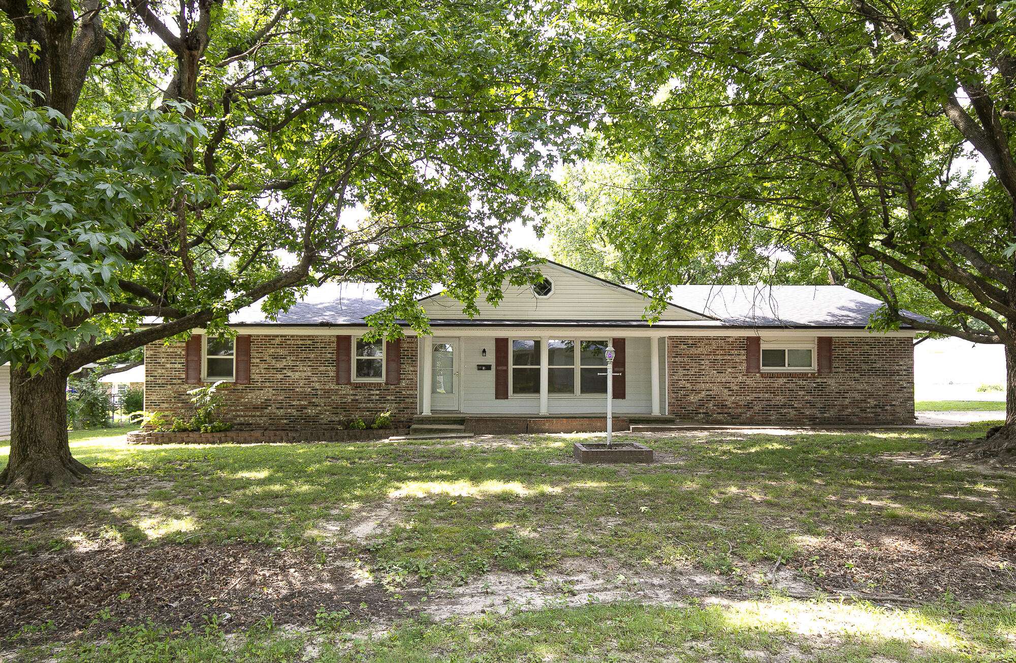 910 E Auburn ST, Bolivar, MO 65613