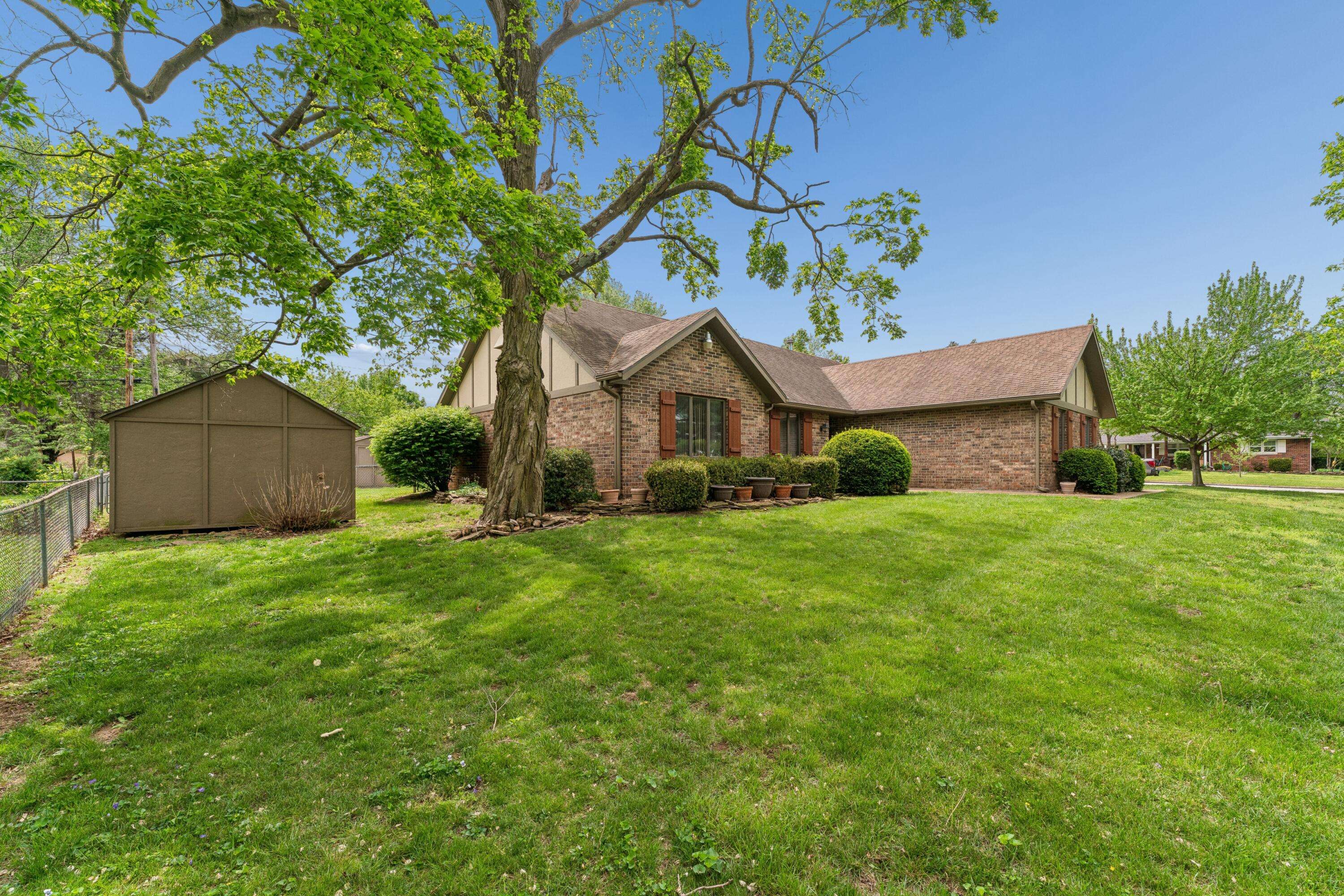 4018 W Dover ST, Springfield, MO 65802