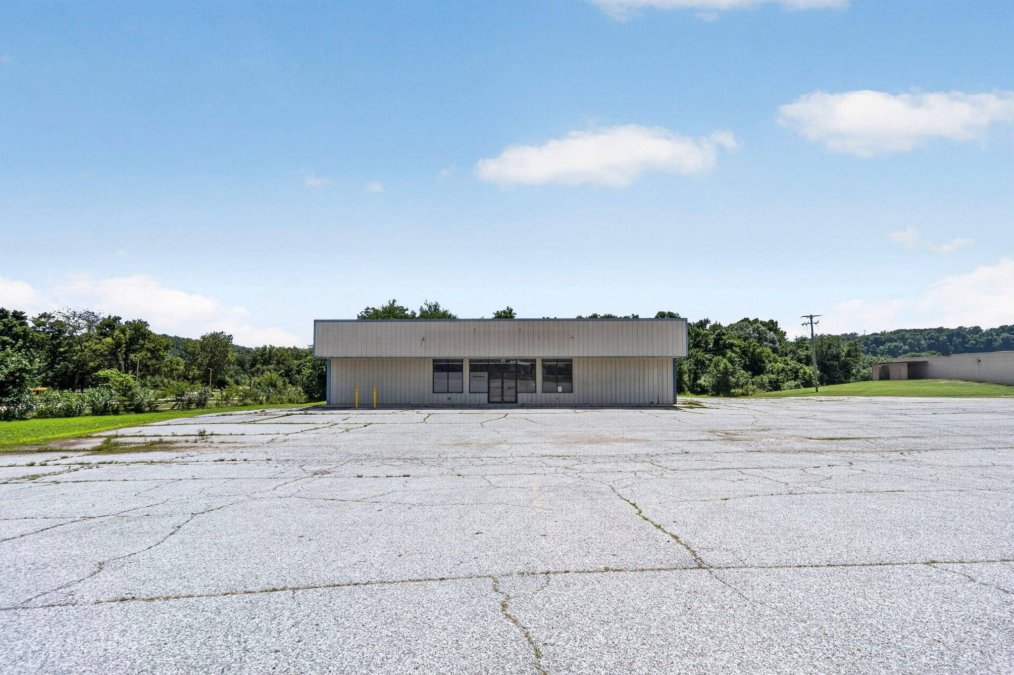 520 N Cliffside DR, Noel, MO 64854