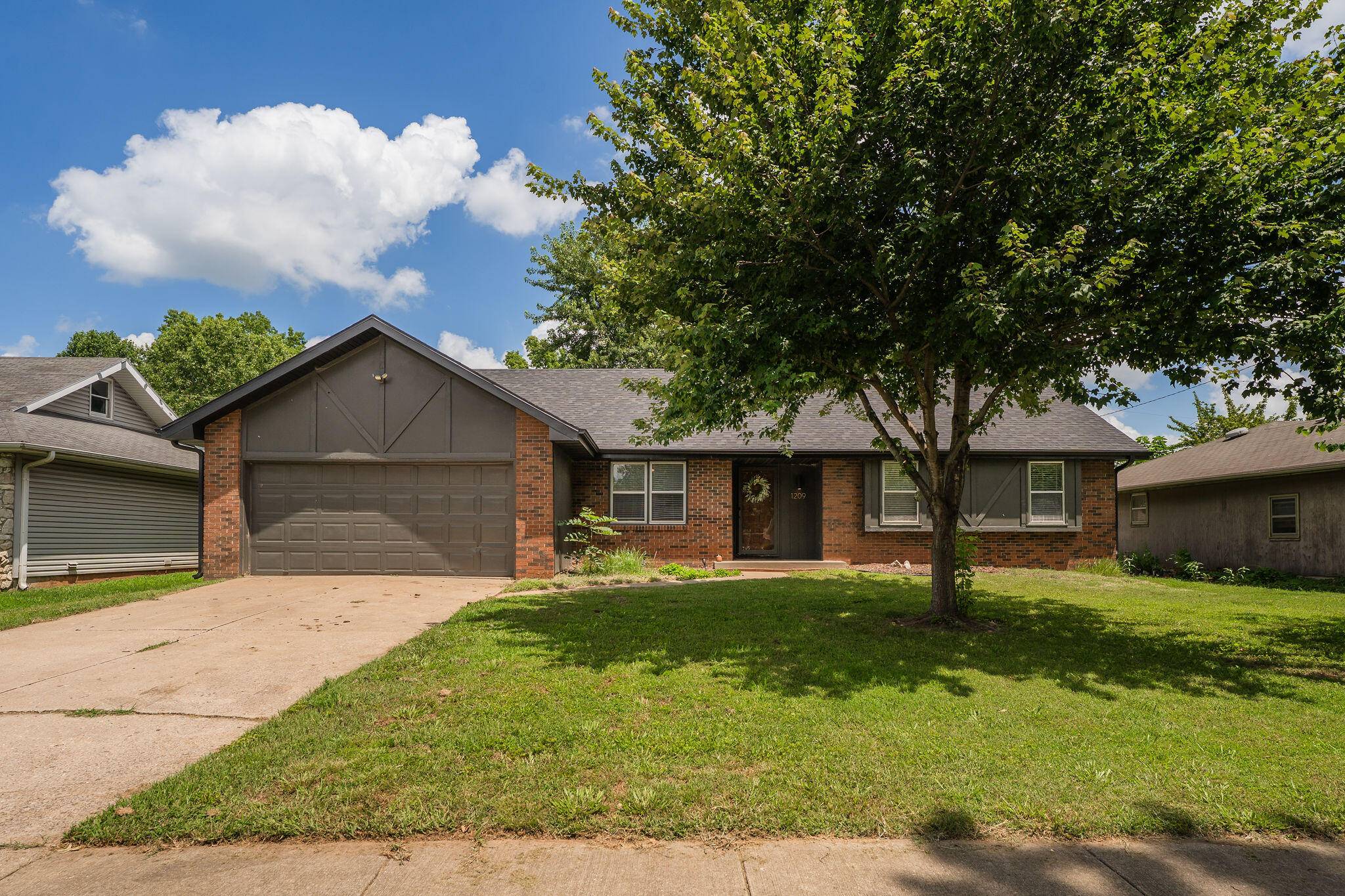 1209 W Berkeley ST, Springfield, MO 65807