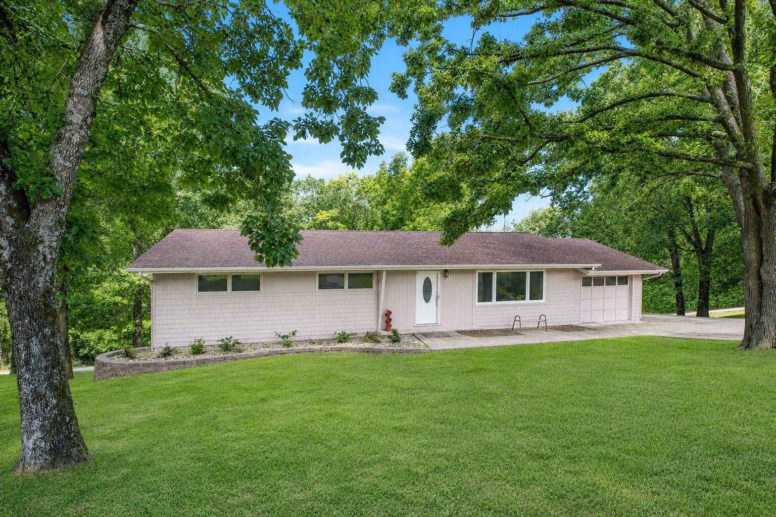35 Hilltop LN, Branson, MO 65616