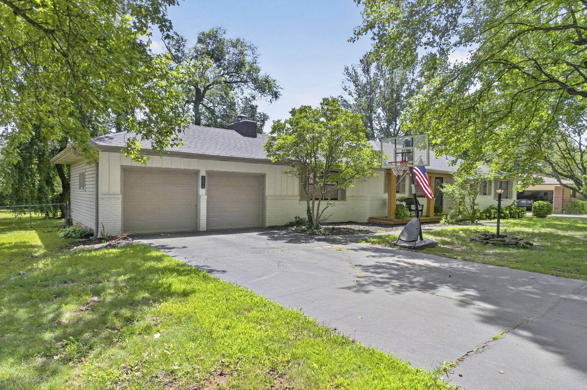 2406 E Broadmoor ST, Springfield, MO 65804