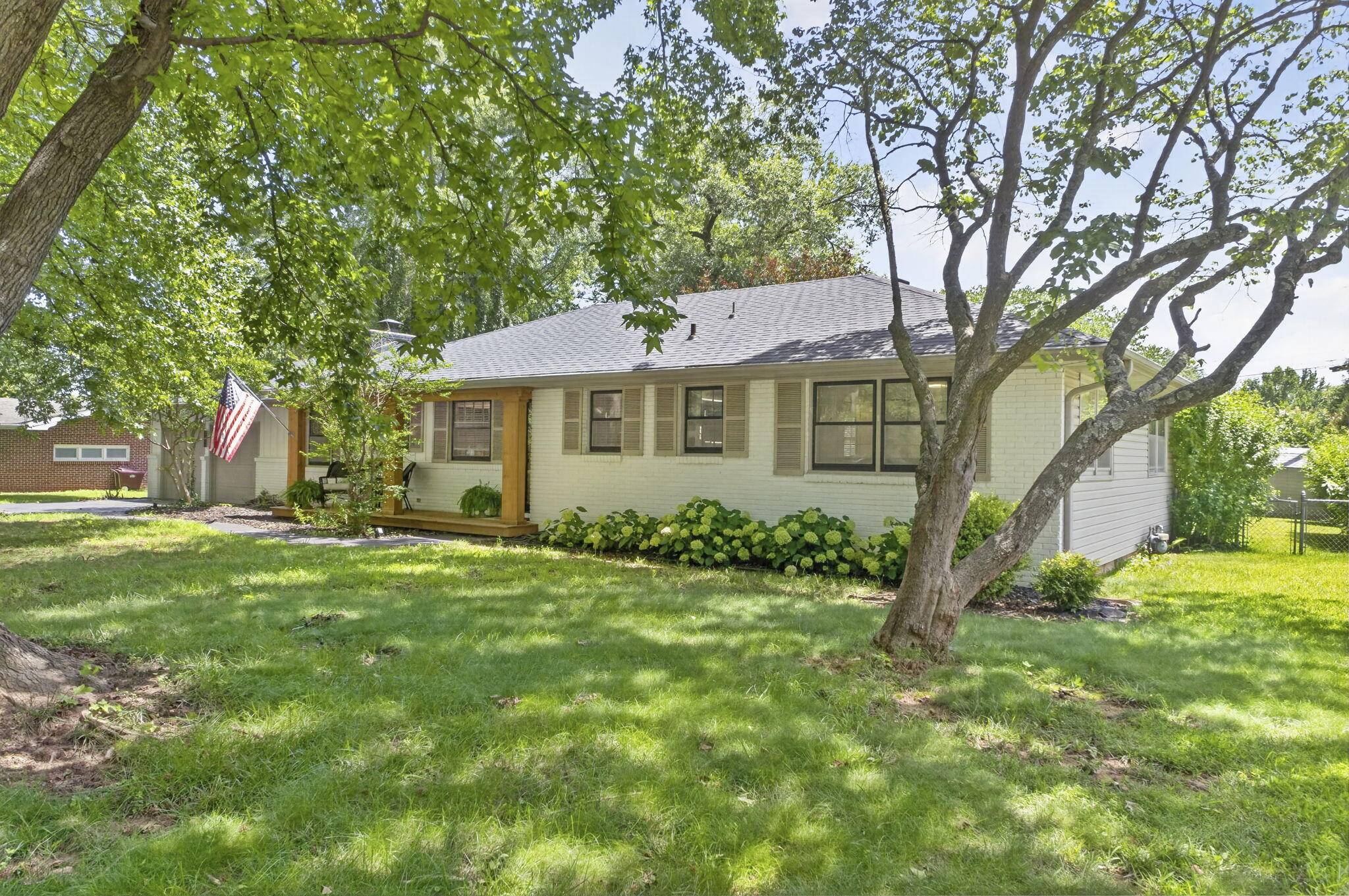 2406 E Broadmoor ST, Springfield, MO 65804