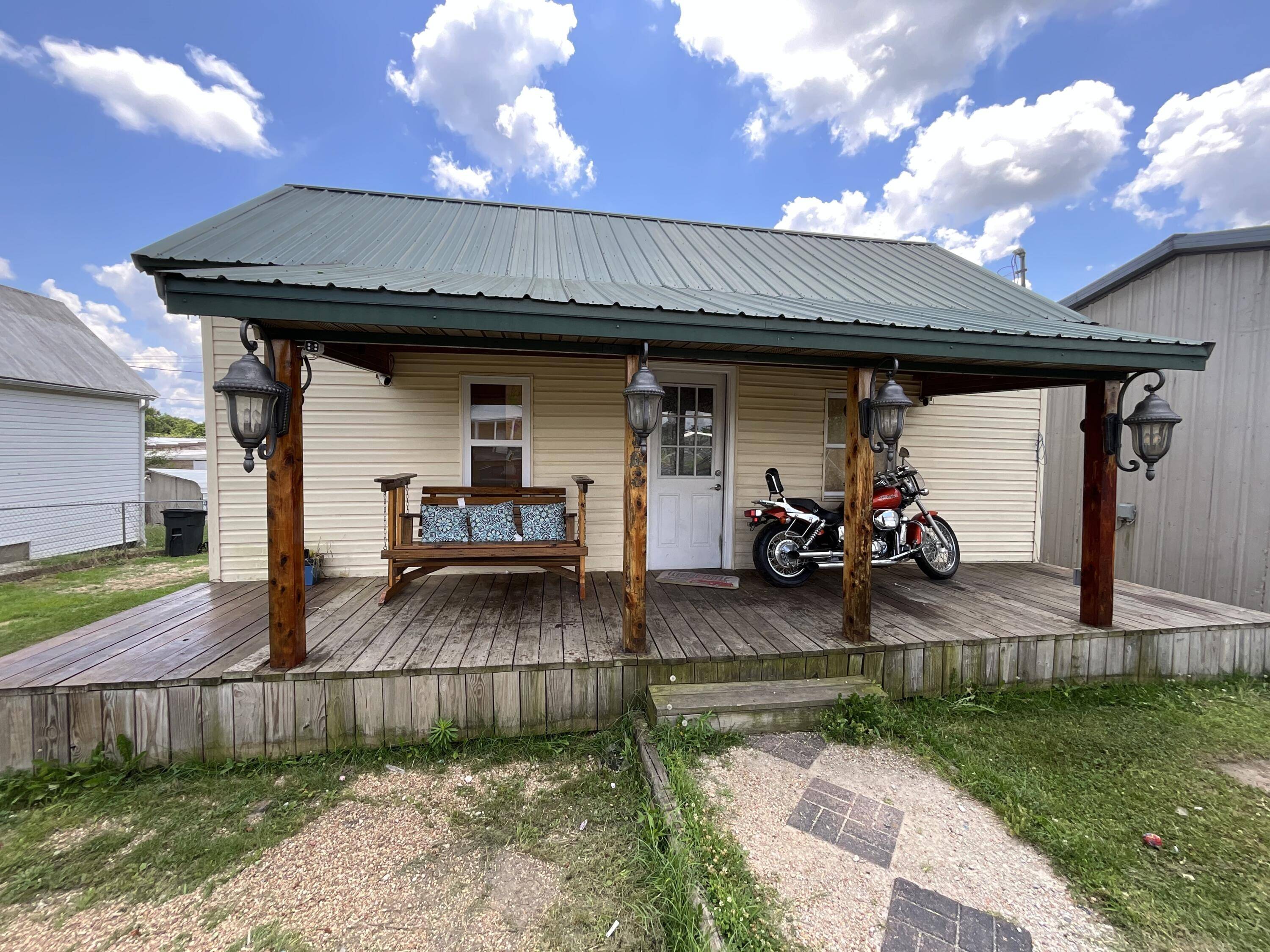 107 E 2nd ST, Mountain View, MO 65548