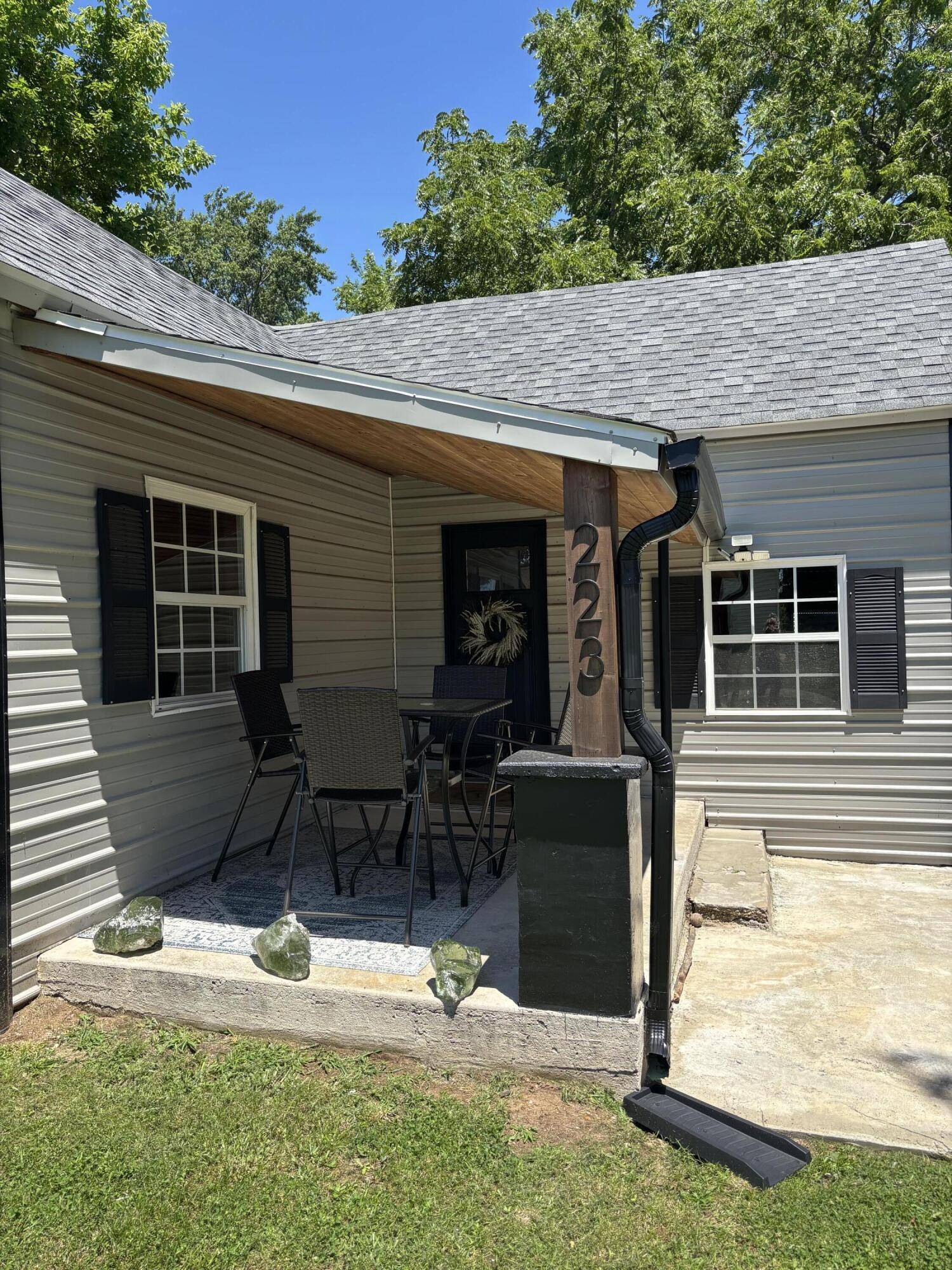 223 E Cleveland AVE, Walnut Grove, MO 65770
