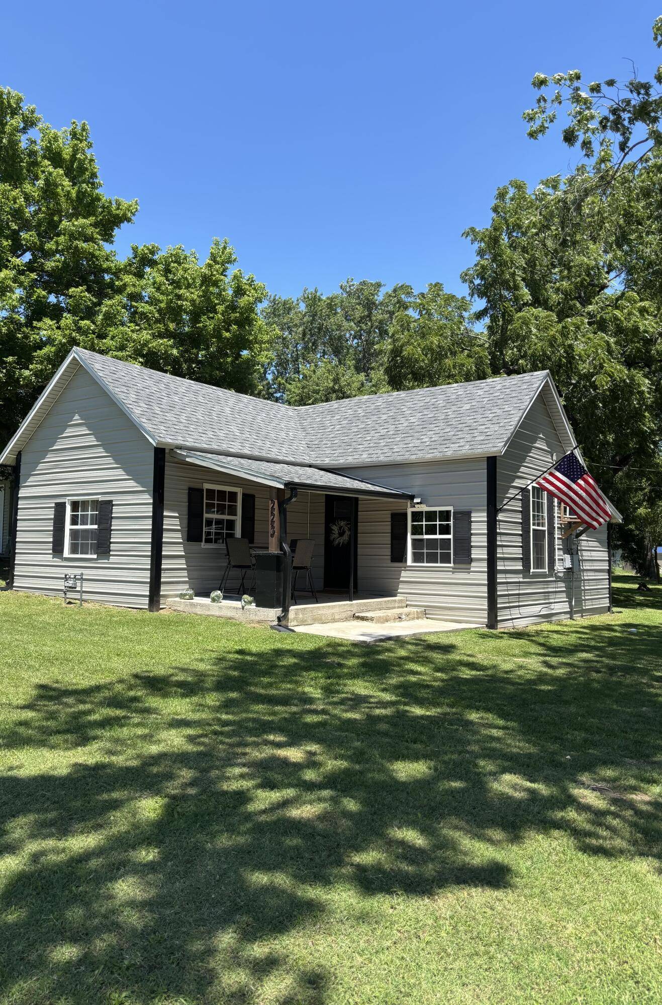 223 E Cleveland AVE, Walnut Grove, MO 65770