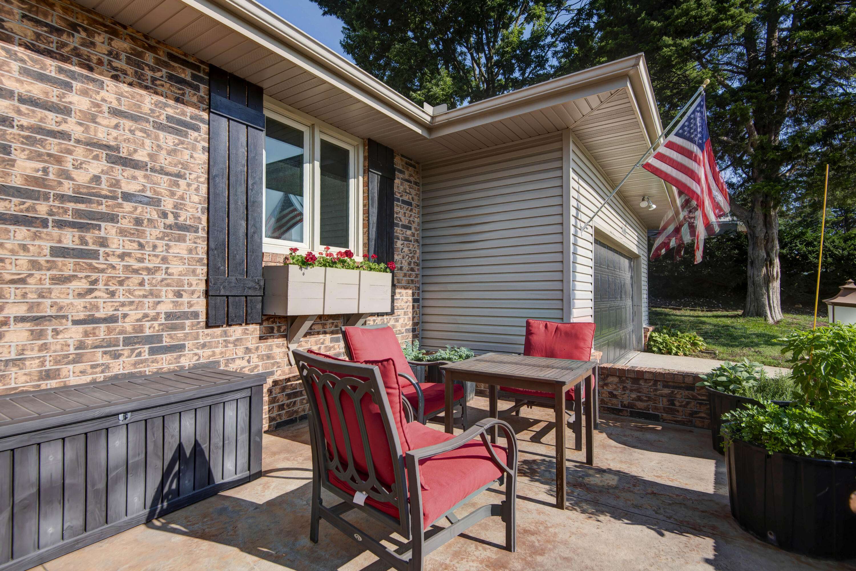 1433 S Charing RD, Springfield, MO 65809