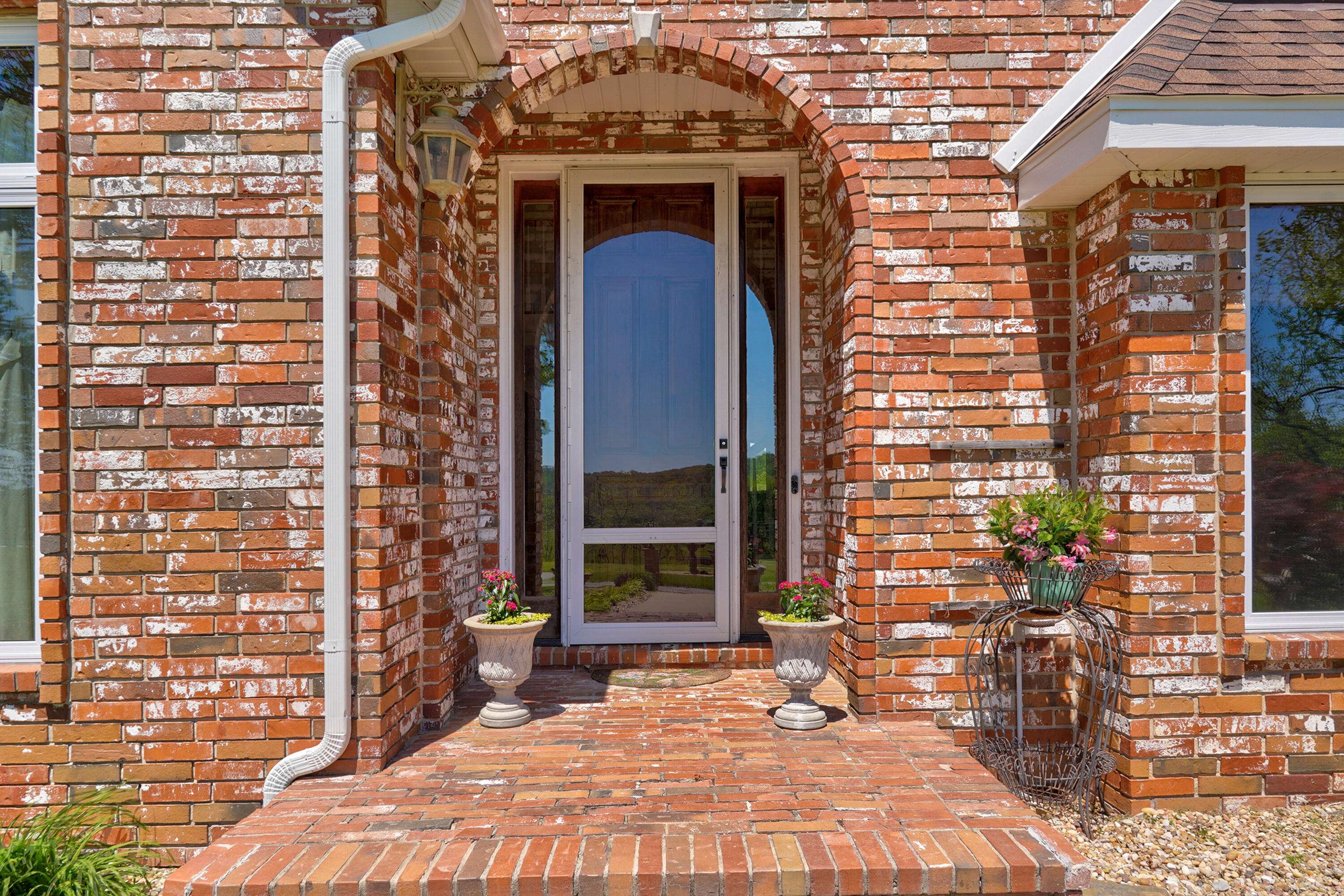 881 W Riverdale DR, Nixa, MO 65714