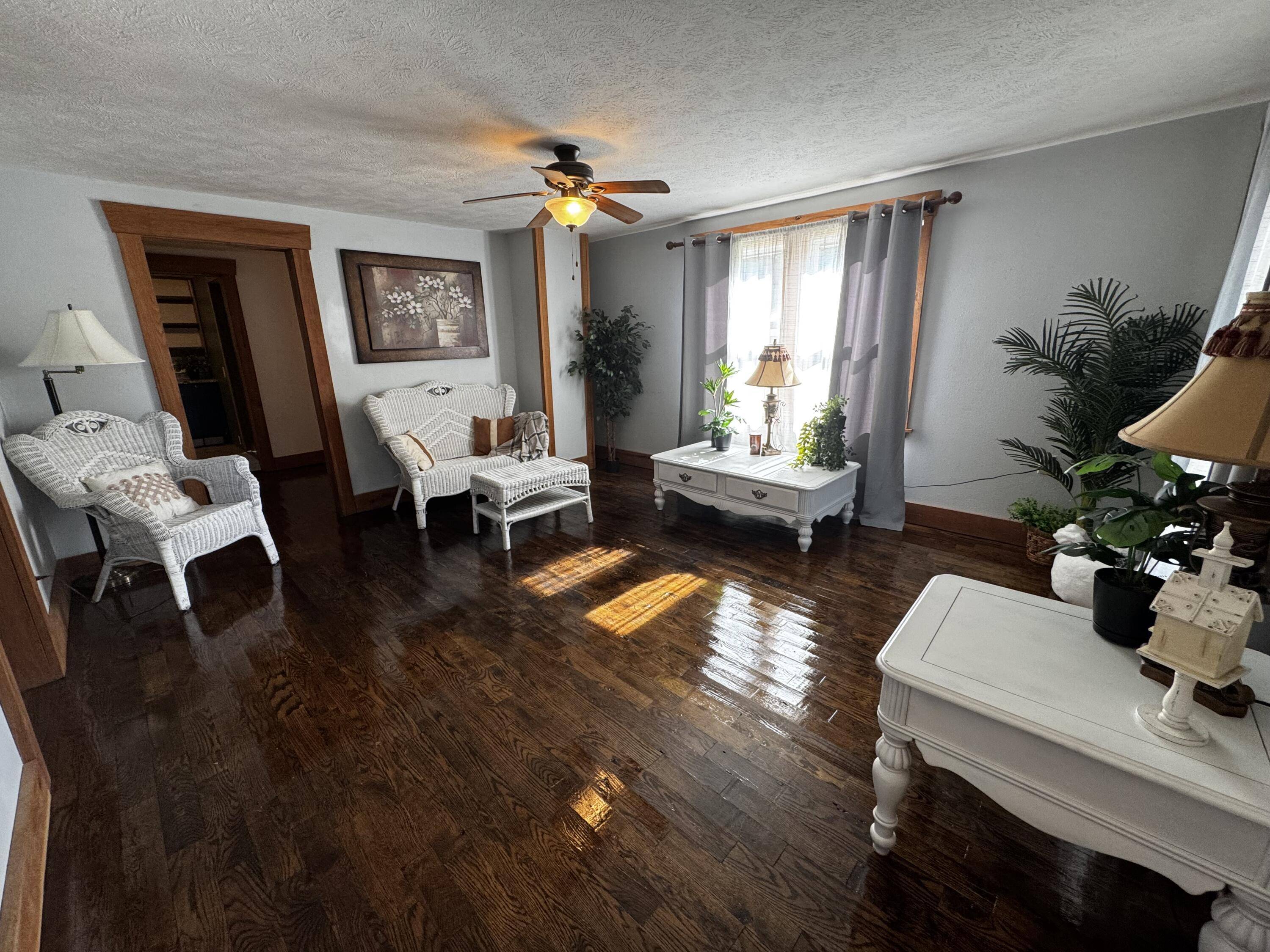 713 E Benton AVE, Ava, MO 65608
