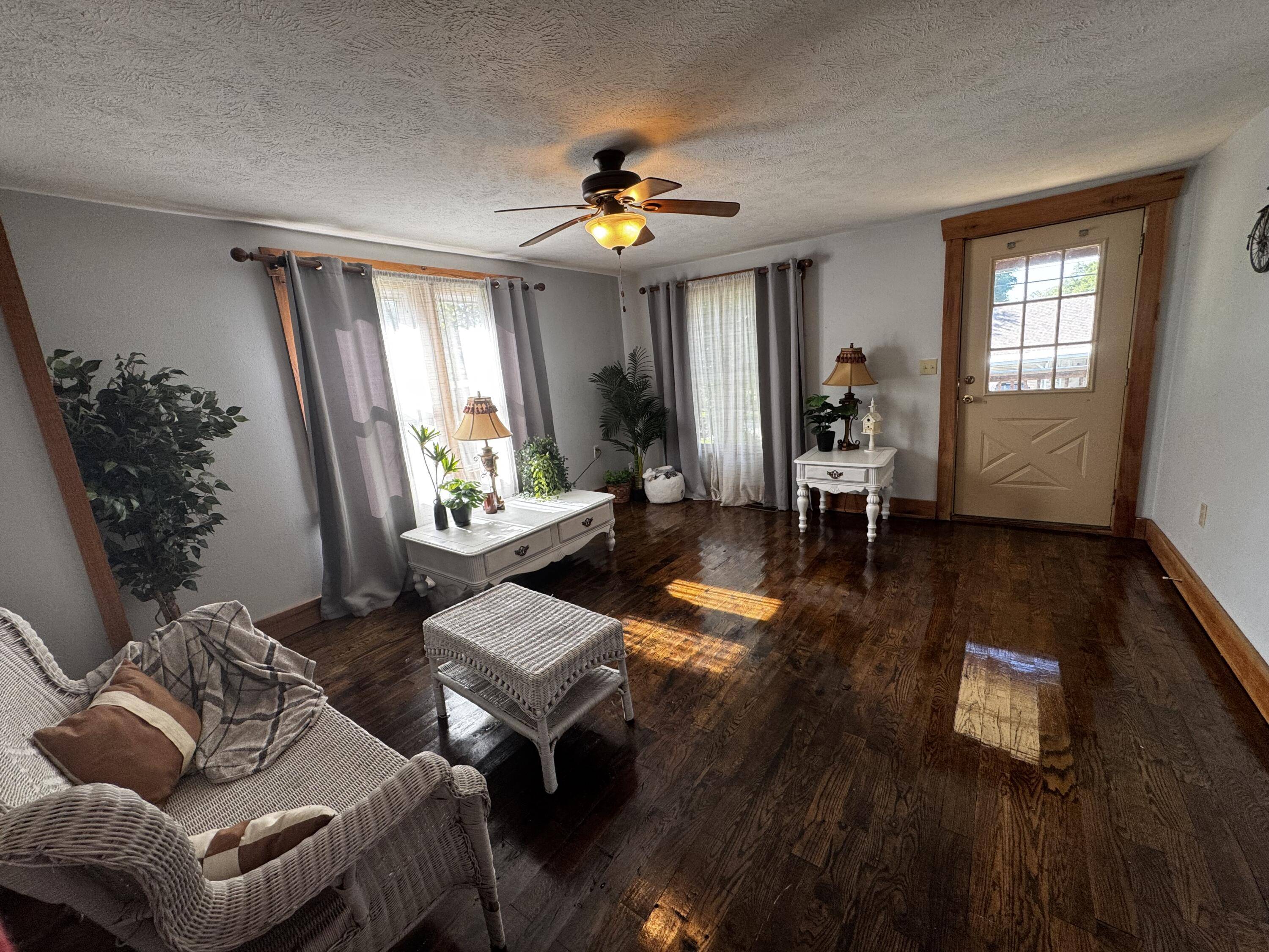 713 E Benton AVE, Ava, MO 65608