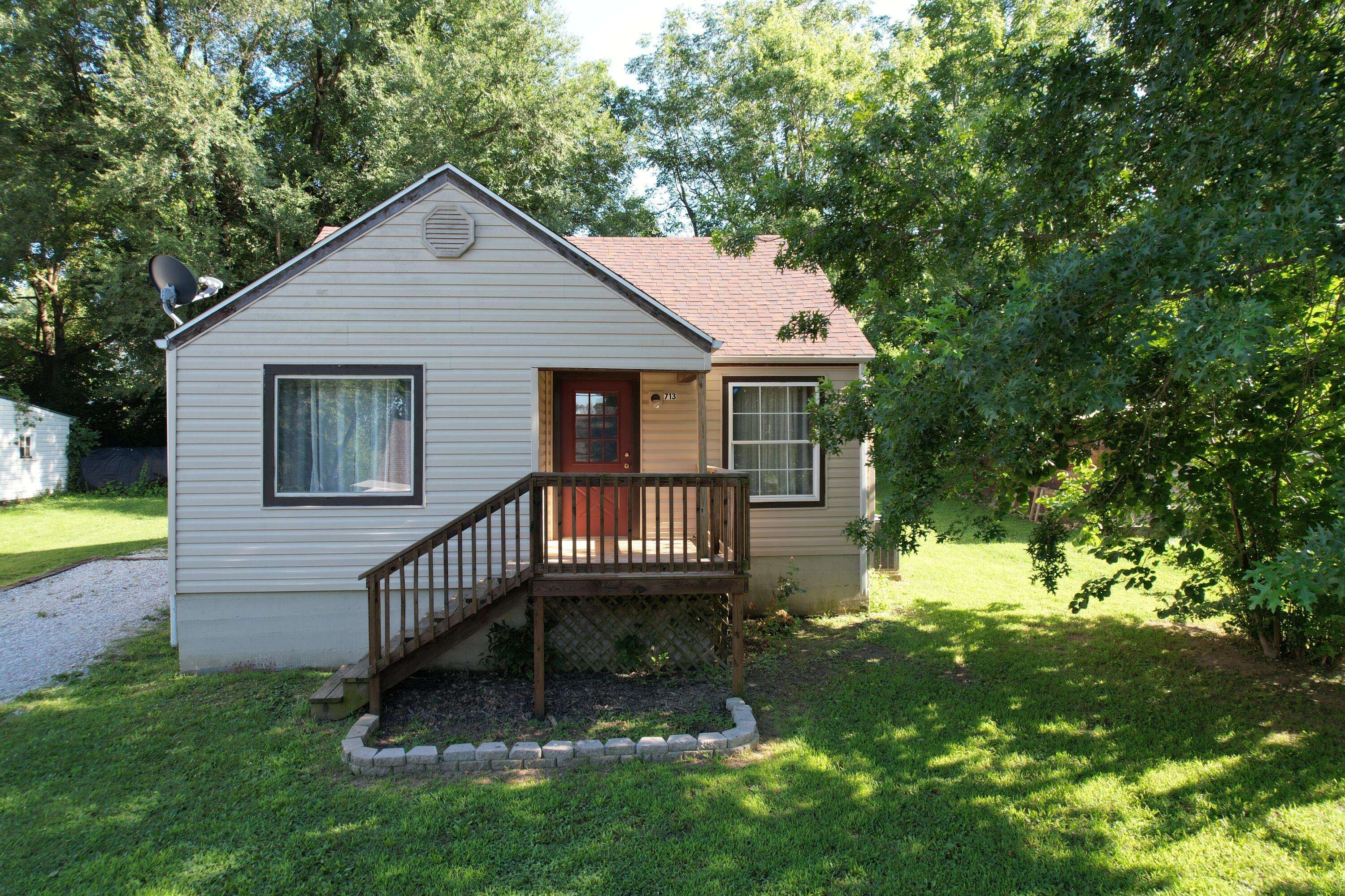 713 E Benton AVE, Ava, MO 65608