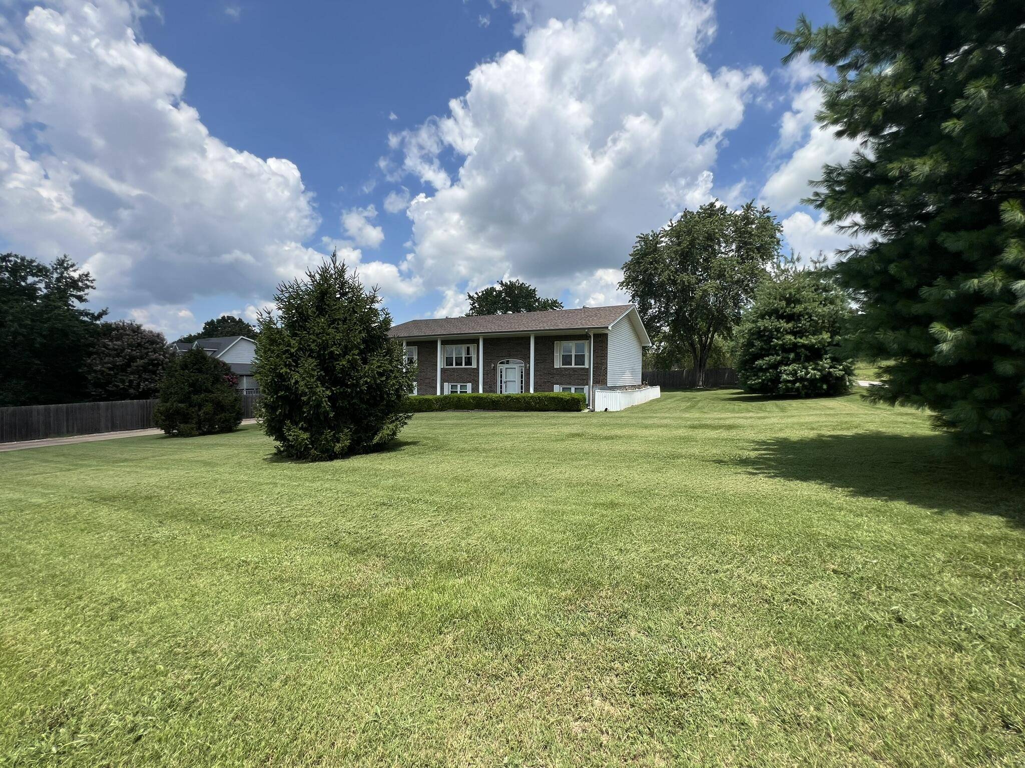 2805 Gleghorn ST, West Plains, MO 65775