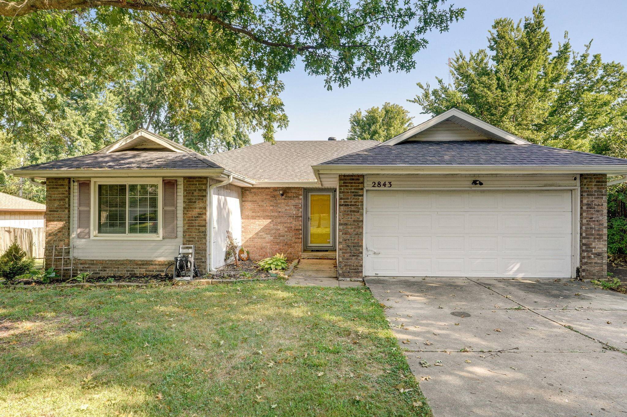 2843 W Primrose LN, Springfield, MO 65807