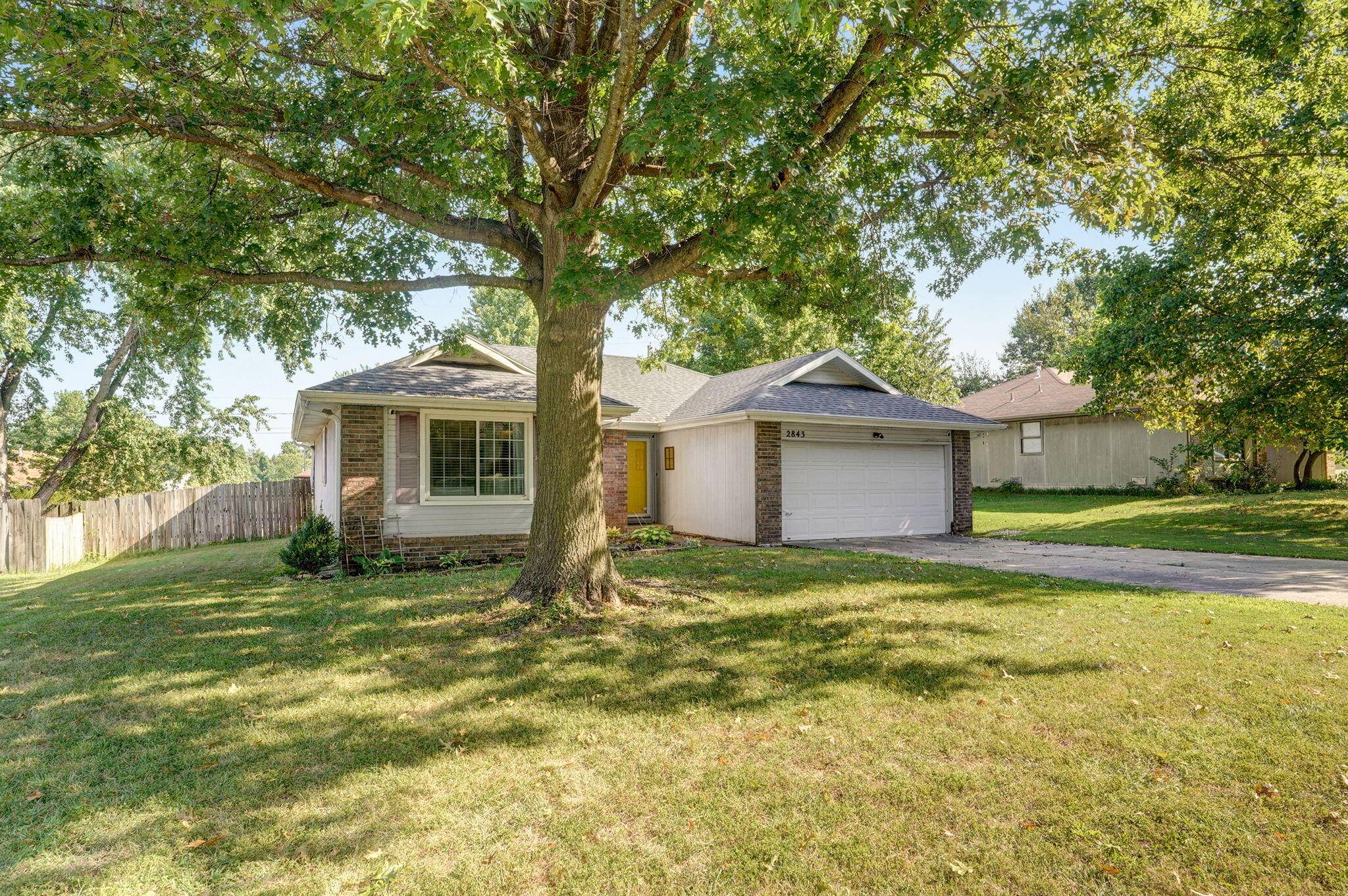 2843 W Primrose LN, Springfield, MO 65807