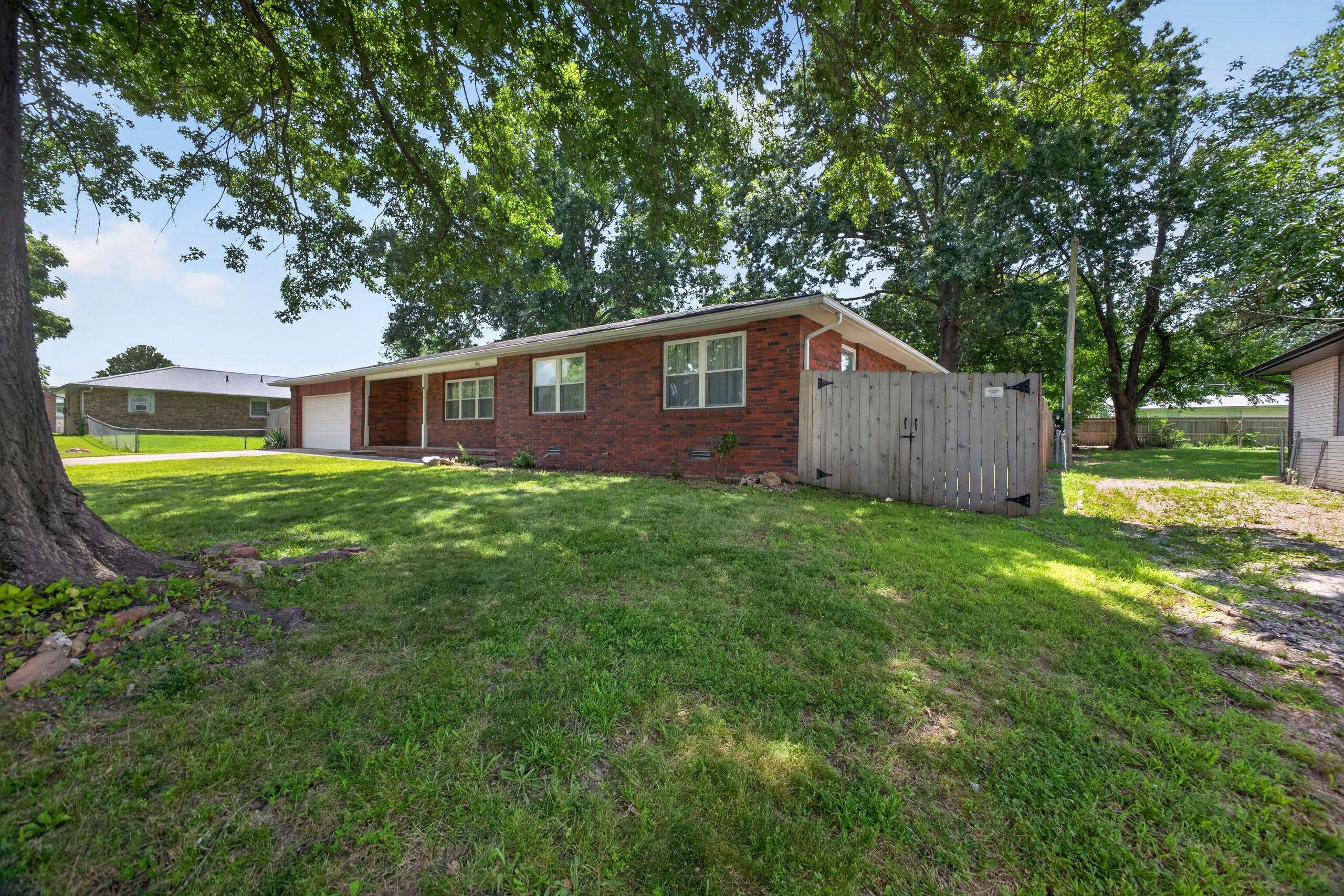 1404 E Lindon ST, Bolivar, MO 65613