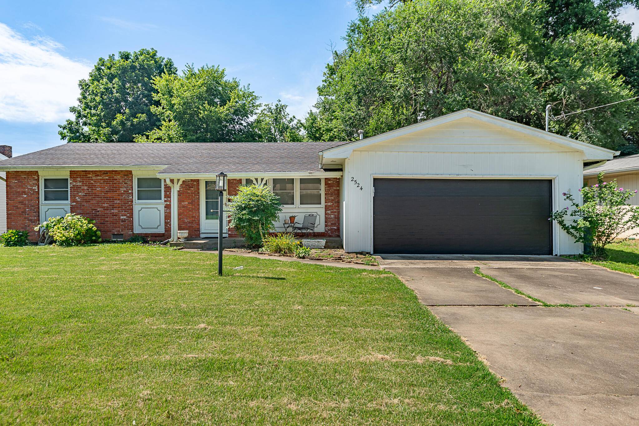 2524 E Seminole ST, Springfield, MO 65804
