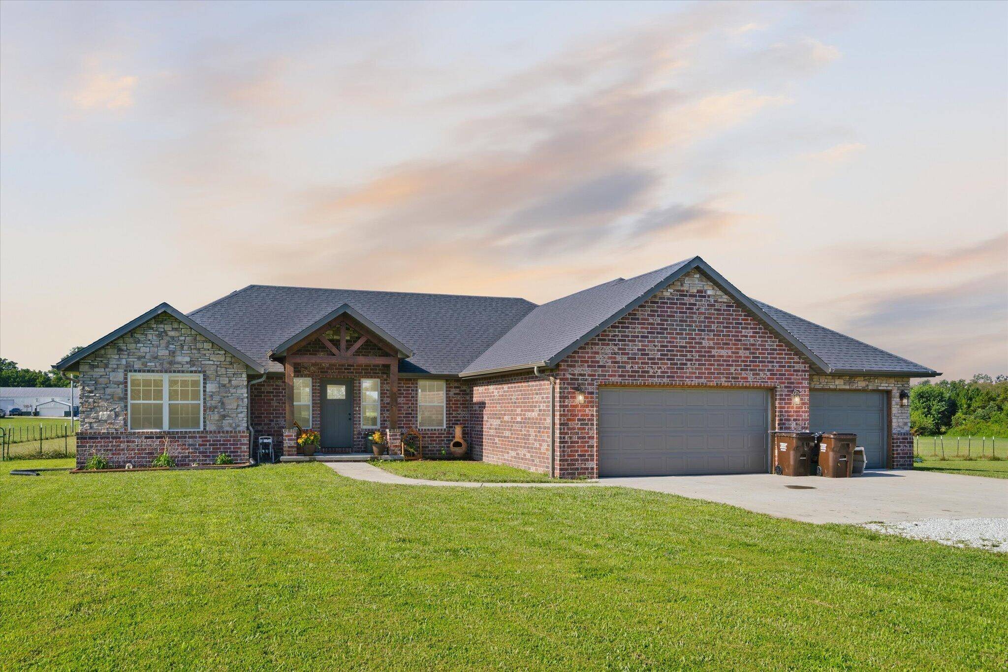 206 Maria RD, Clever, MO 65631