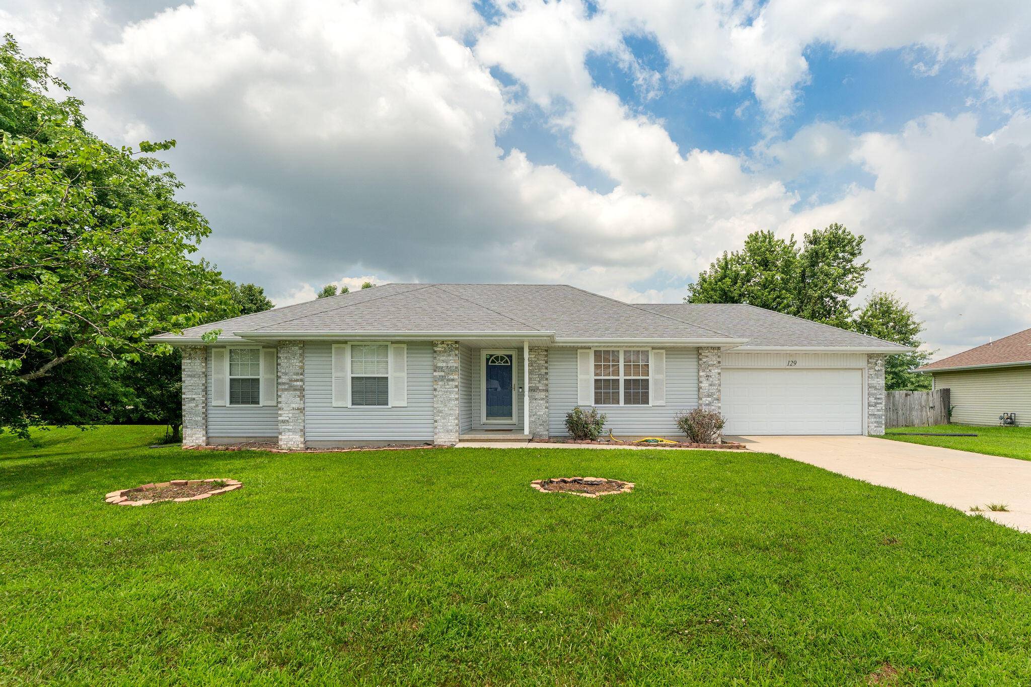 129 E Loyal ST, Clever, MO 65631