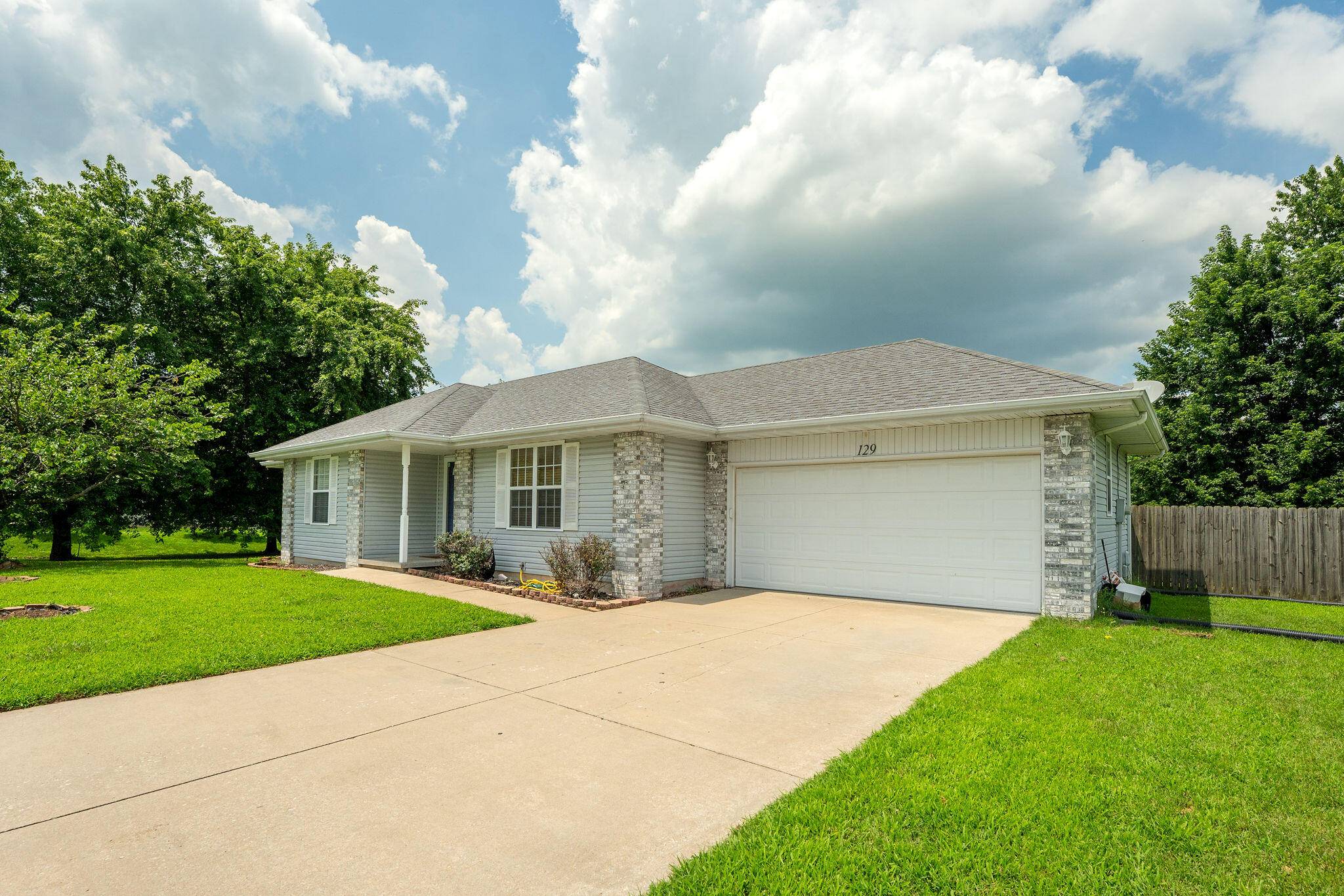 129 E Loyal ST, Clever, MO 65631
