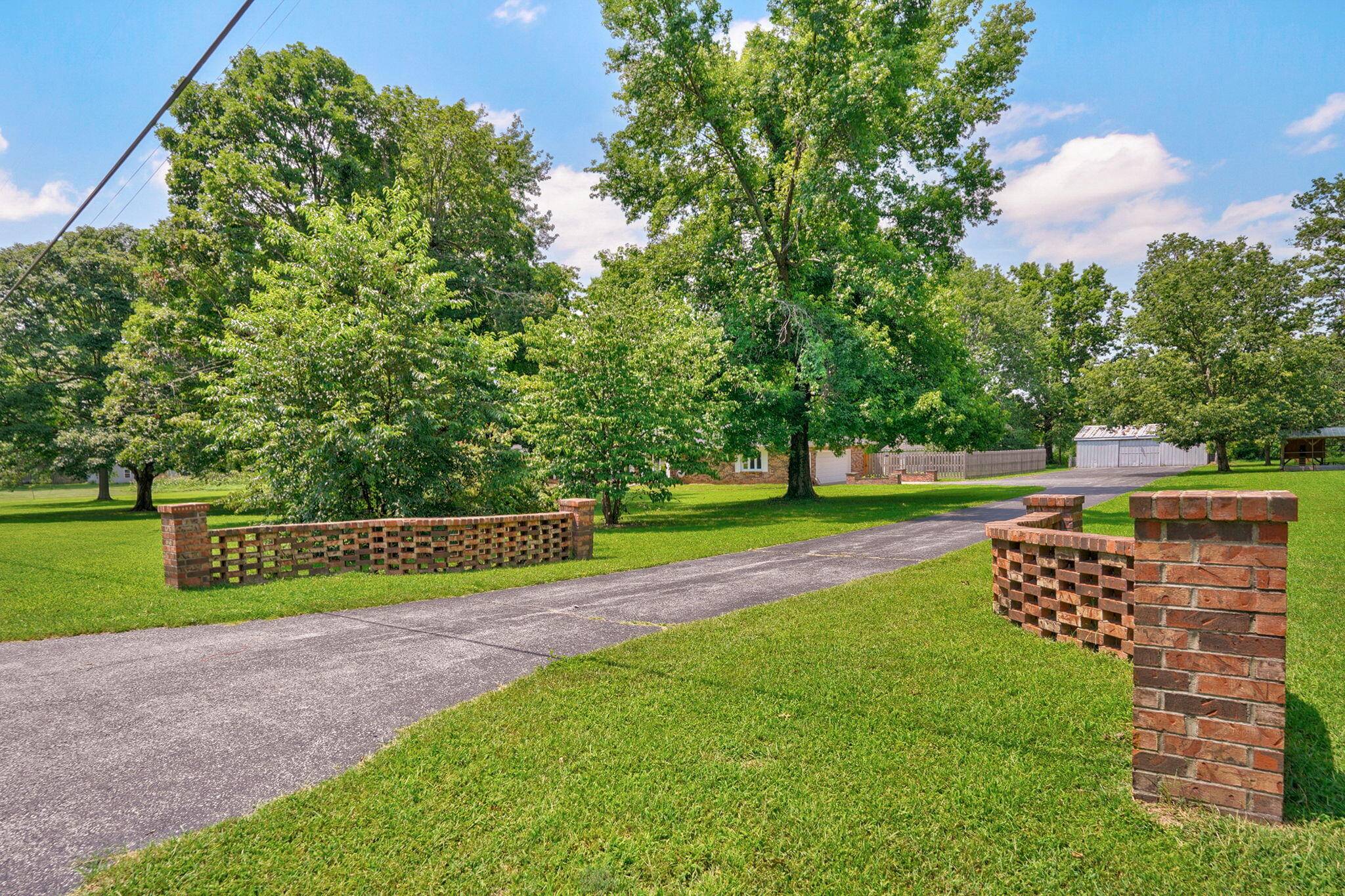 7017 W Farm Rd 124, Springfield, MO 65802