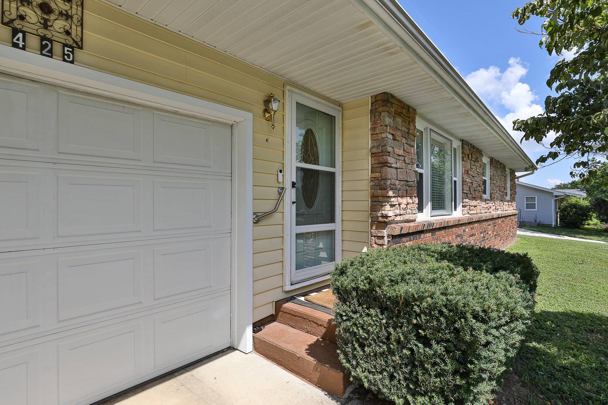 425 N Sunset AVE, Bolivar, MO 65613
